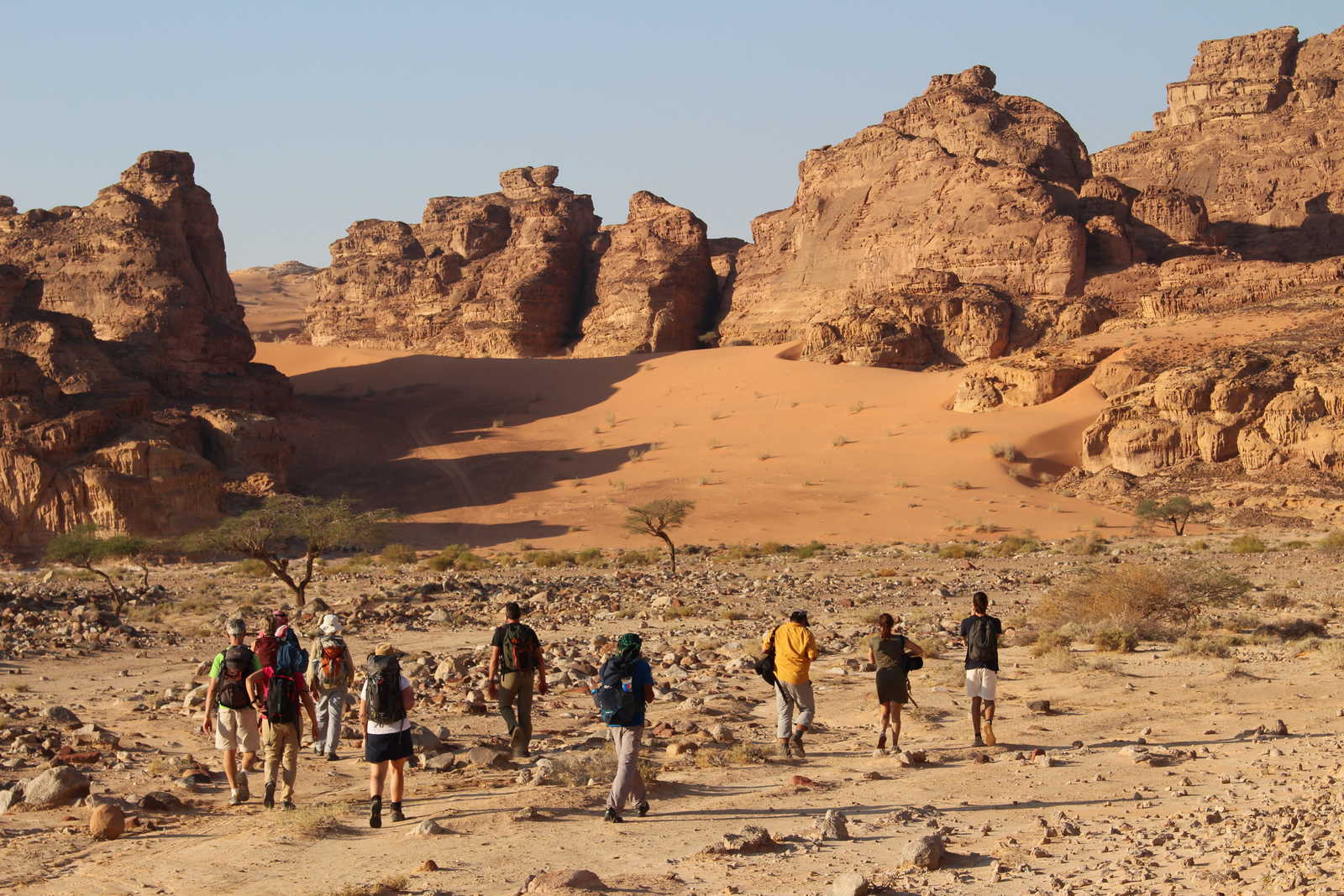 Randonneurs dans le Wadi Araba en Jordanie © Bonnemaison Olivier