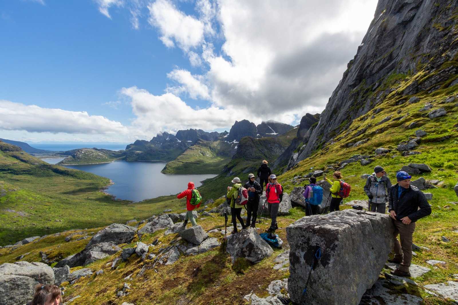 Randonneurs dans les îles Lofoten en Norvège © Basmaji Rémi