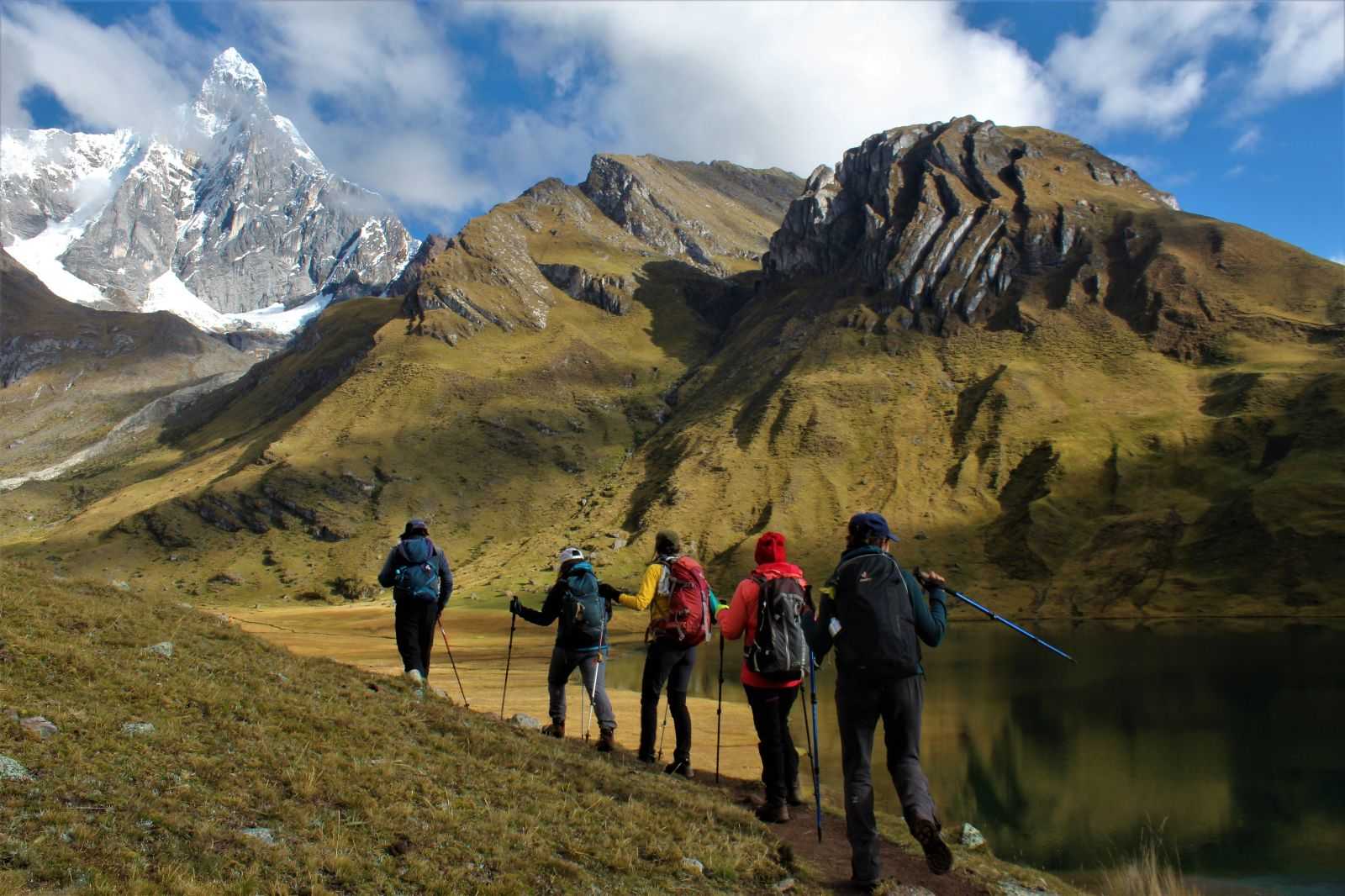 randonneurs-dans-montagnes-peruviennes © Resta Lidia