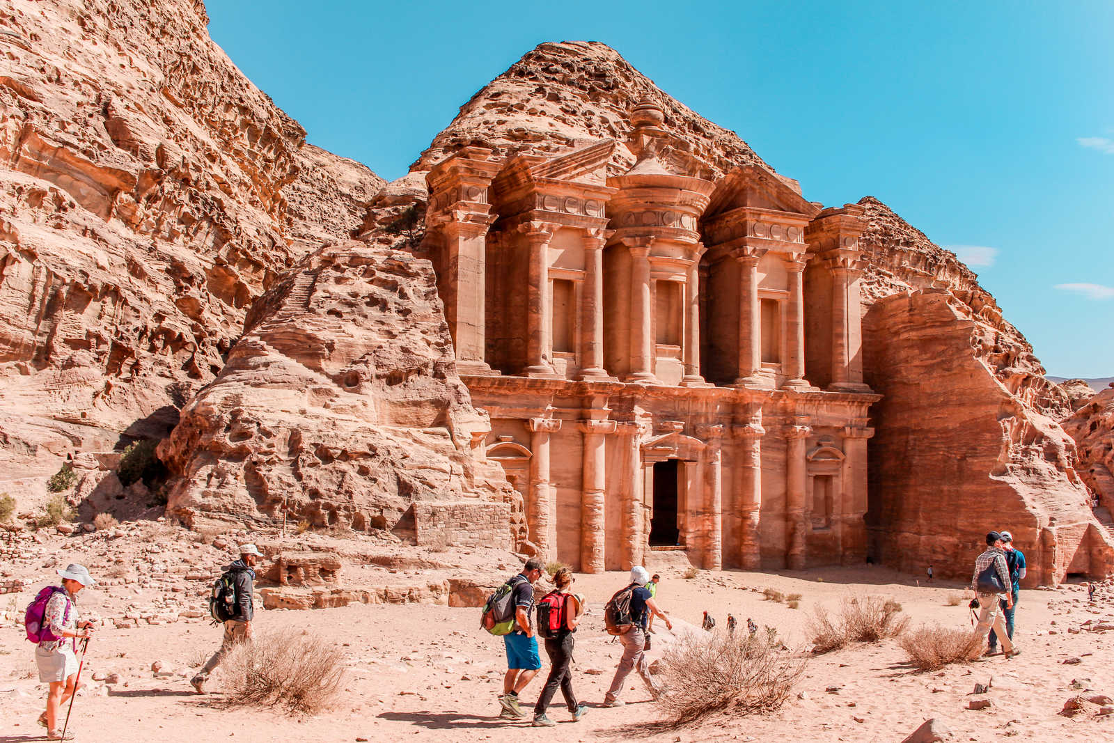 Randonneurs devant le Deir de Pétra en Jordanie © Bonnemaison Olivier