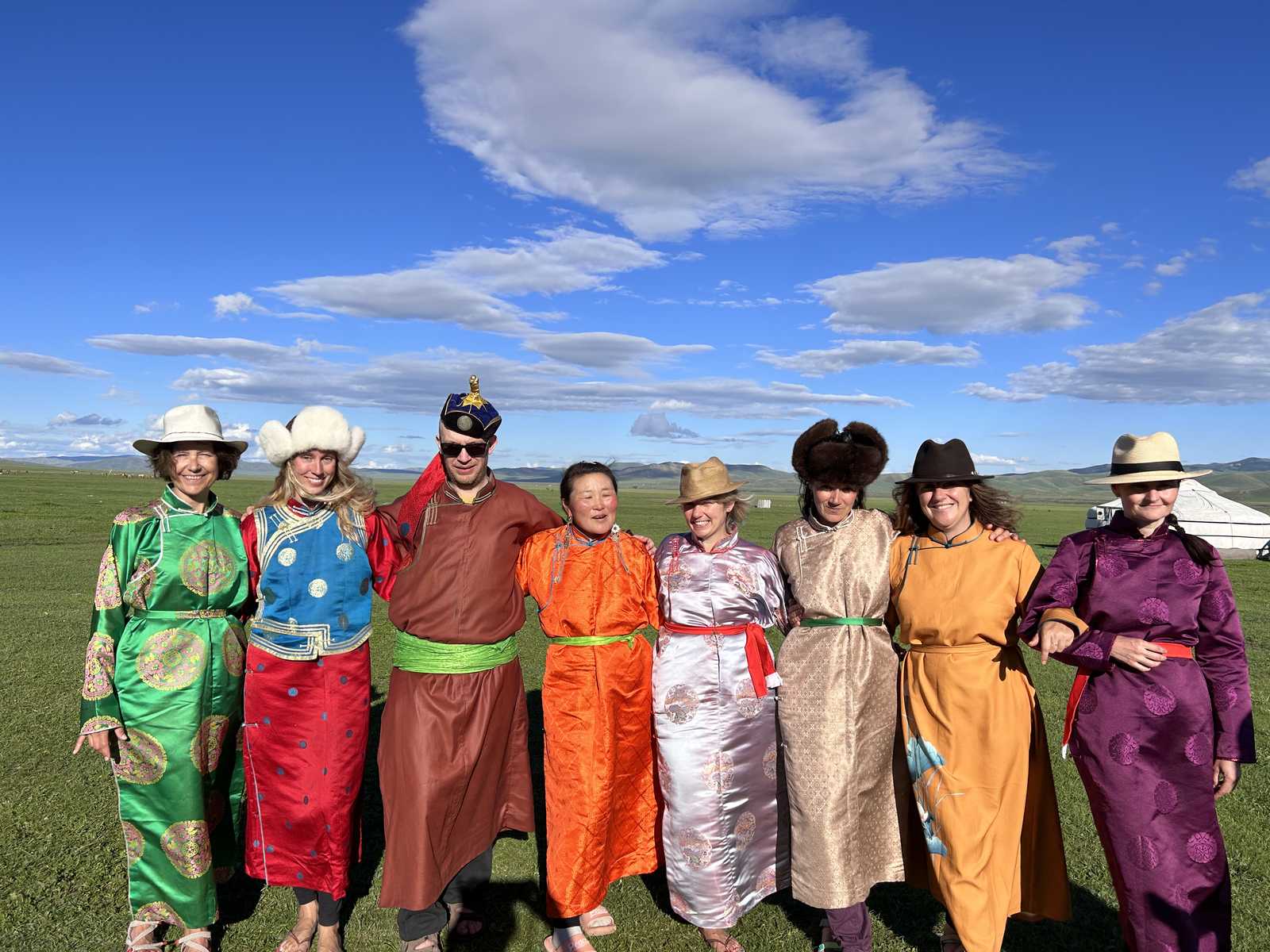 randonneurs en habits traditionnels mongole en Mongolie © Dufy Caroline