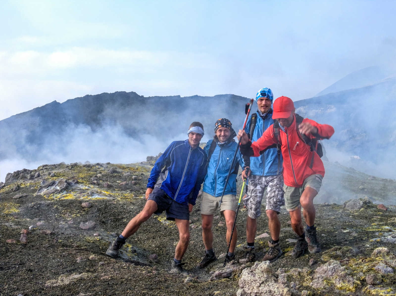 Randonneurs en mouvements sur l'Etna en Sicile © Radim Strobl