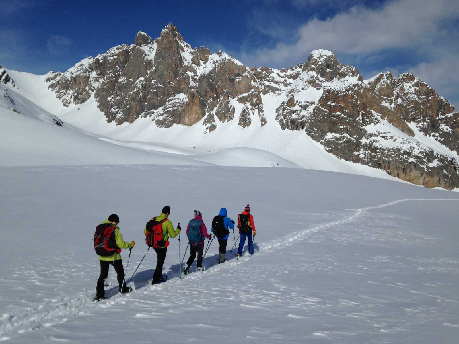 Randonneurs en raquettes en route vers le col du Raisin, Haute vallée de la Clarée, Alpes du sud © Vigneron Perrine