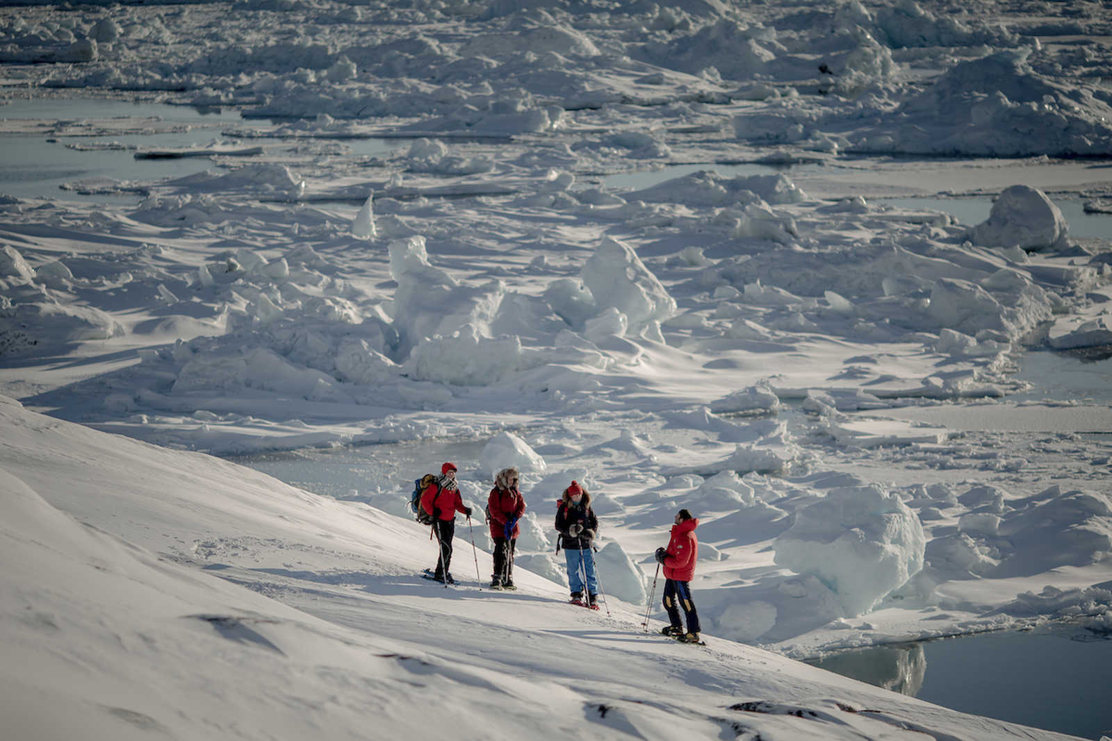 Randonneurs en raquettes face à l'Icefjord, Groenland © Visit Greenland Mads Pihl