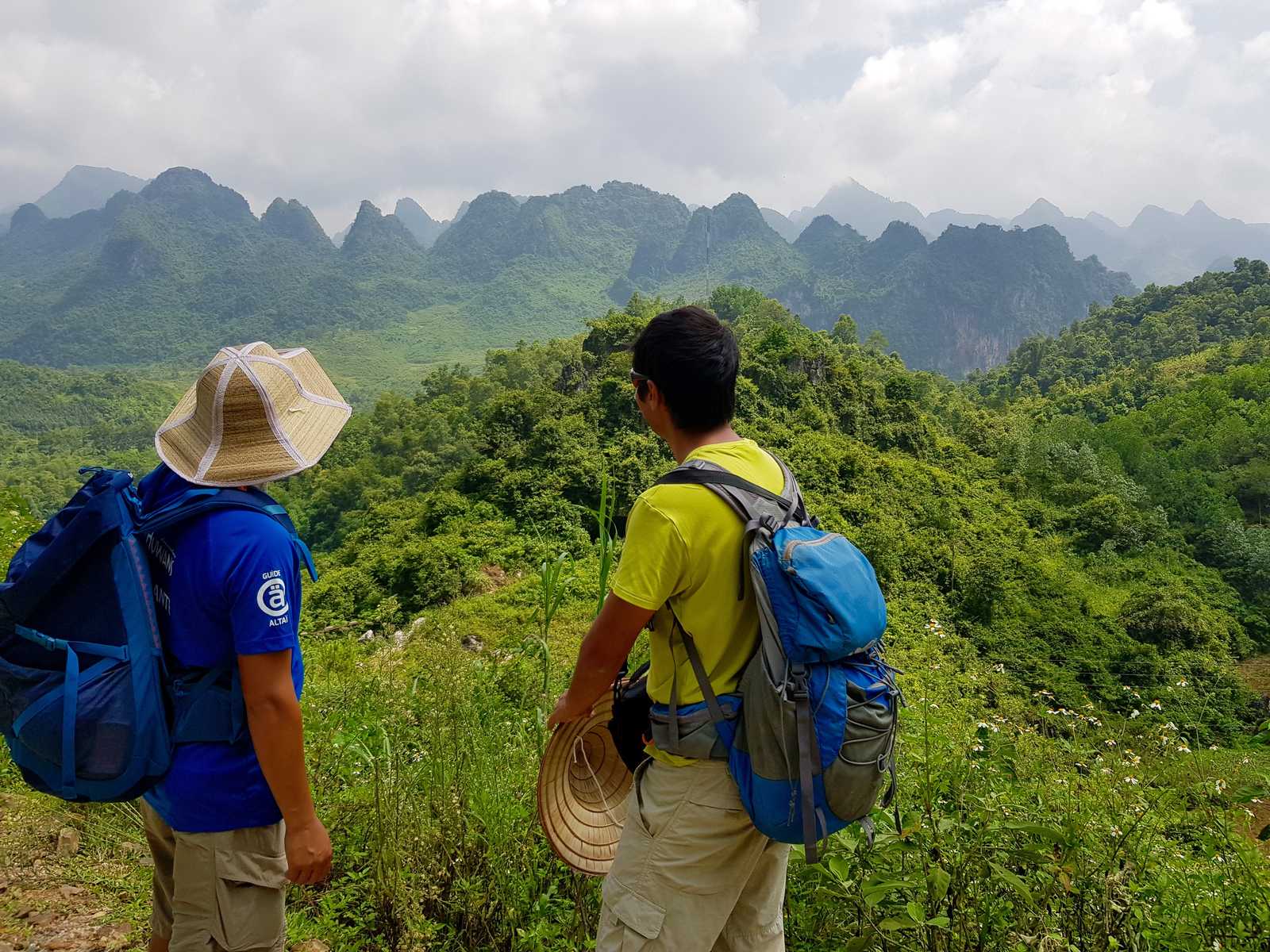 Randonneurs en trek dans la région de Cao Bang au Vietnam © Shakya Rajeev