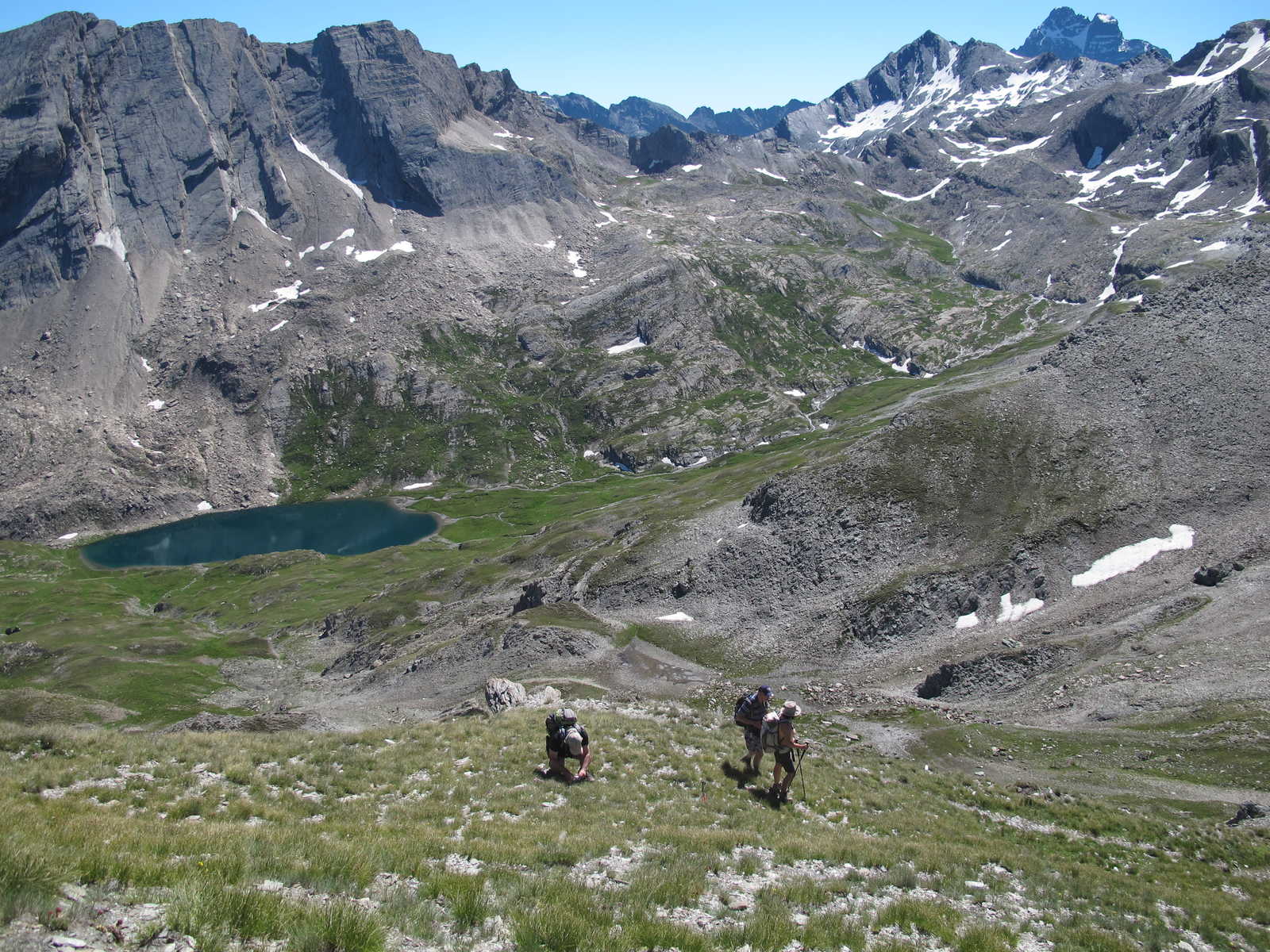 Randonneurs entrain de faire le tour du Queyras dans les Alpes en France © Destination Queyras