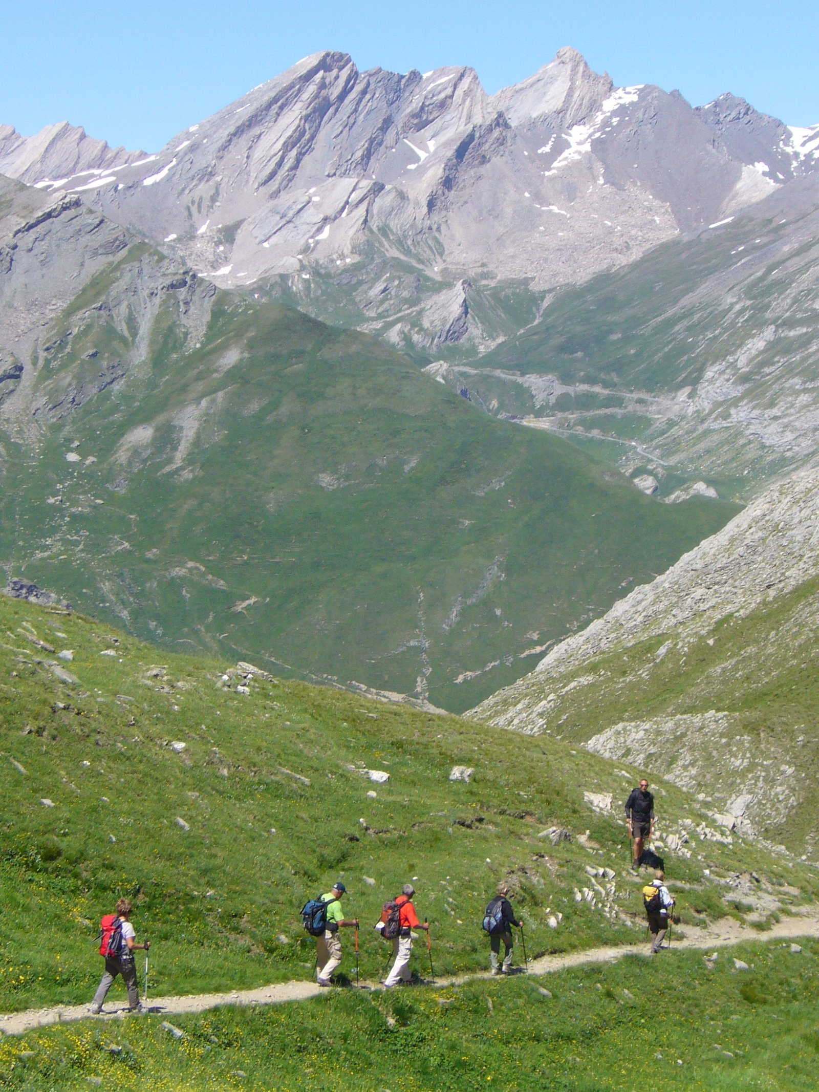 Randonneurs entrain de faire le tour du Queyras dans les Alpes en France © Destination Queyras