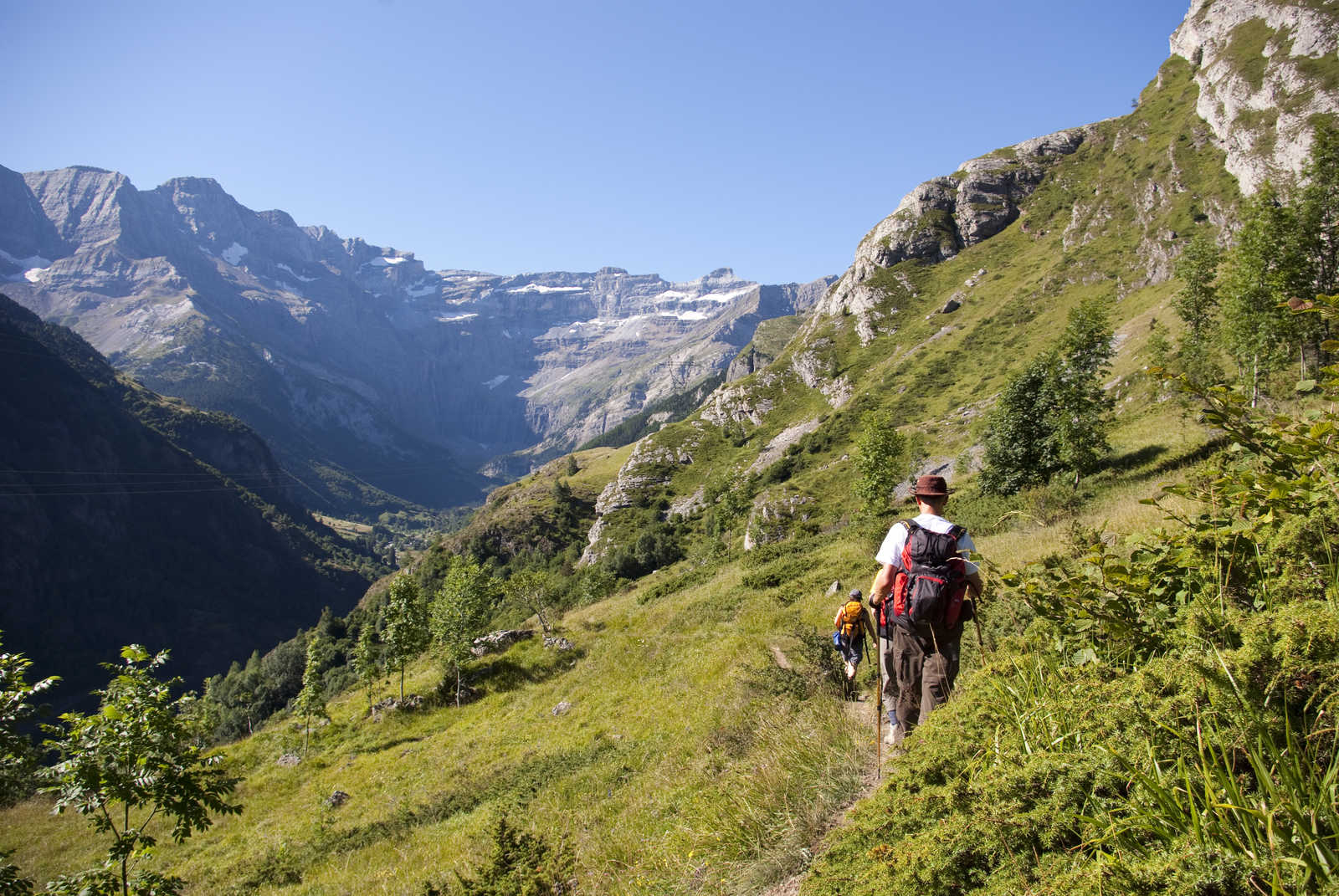 Randonneurs entre Estaubé et Troumouse, Hautes-Pyrénées © La Balaguère