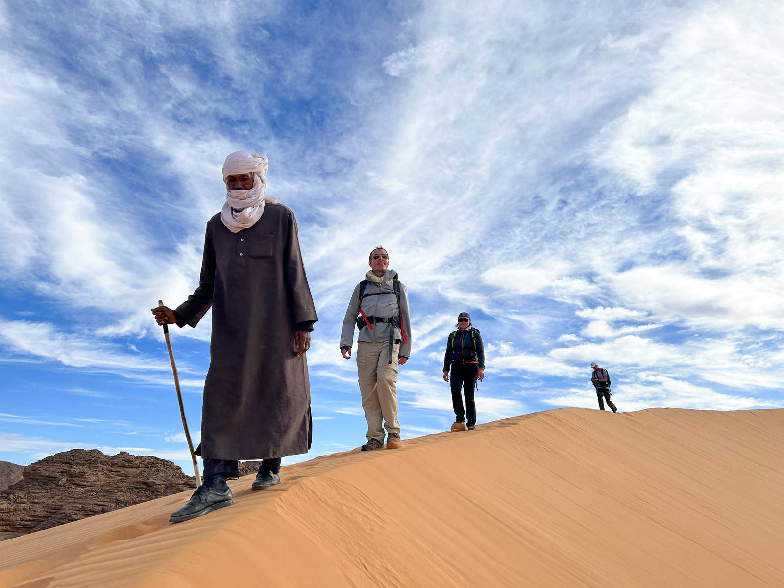 Randonneurs et leur guide touareg dans le Tassili N'Ajjer, en Algérie © Dufy Caroline