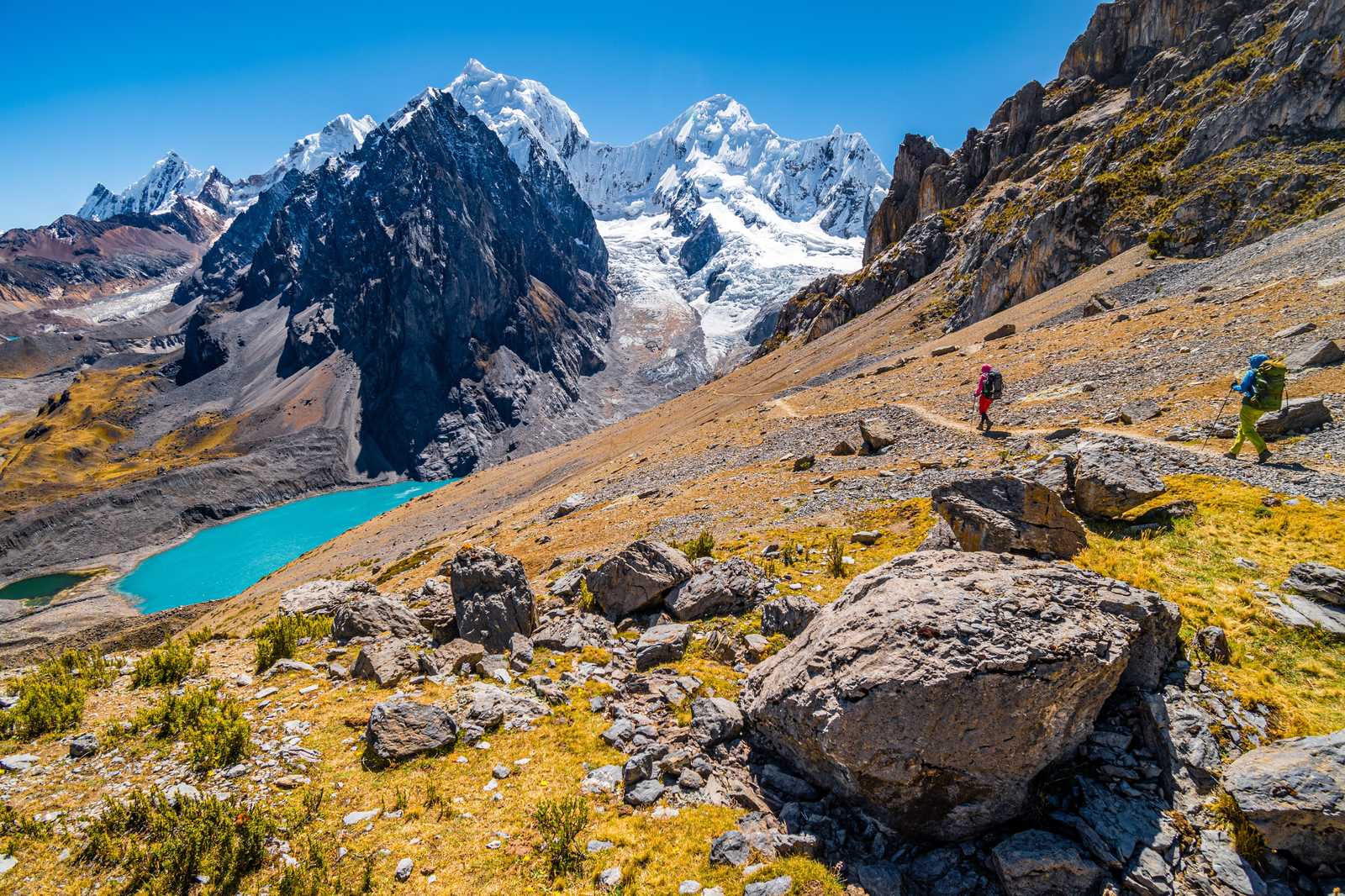 Randonneurs face au Siula Grande, Cordillère Huayhuash, Pérou © Jan