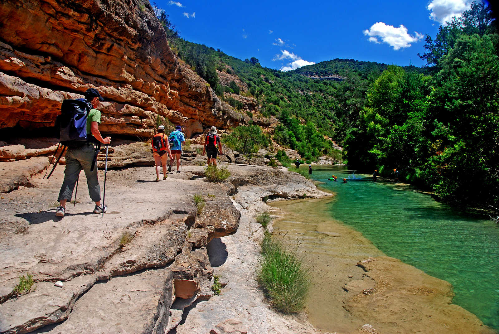Randonneurs marchant le long du Rio Alcanadre, Sierra de Guara, Pyrenees espagnoles © Philippemanael Adobe Stock