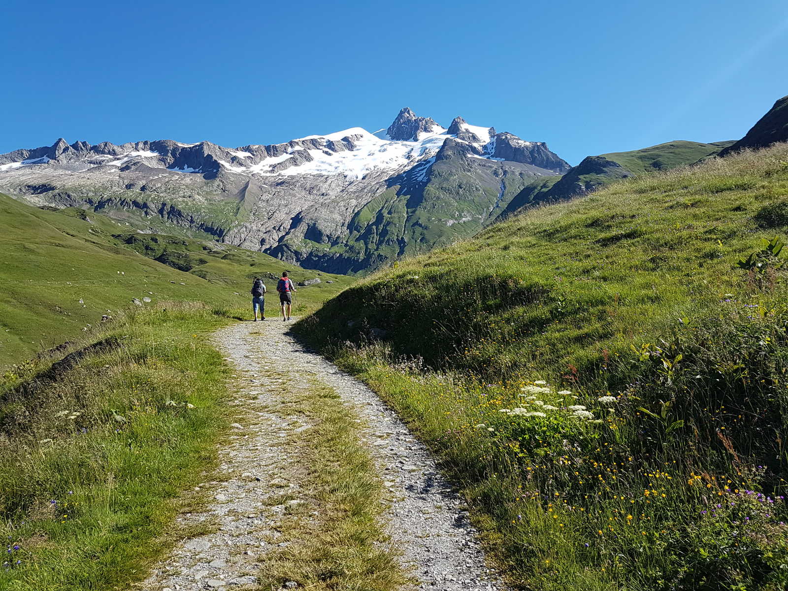 Randonneurs pendant le tour du Mont Blanc, dans les Alpes en France © Degbe Julie