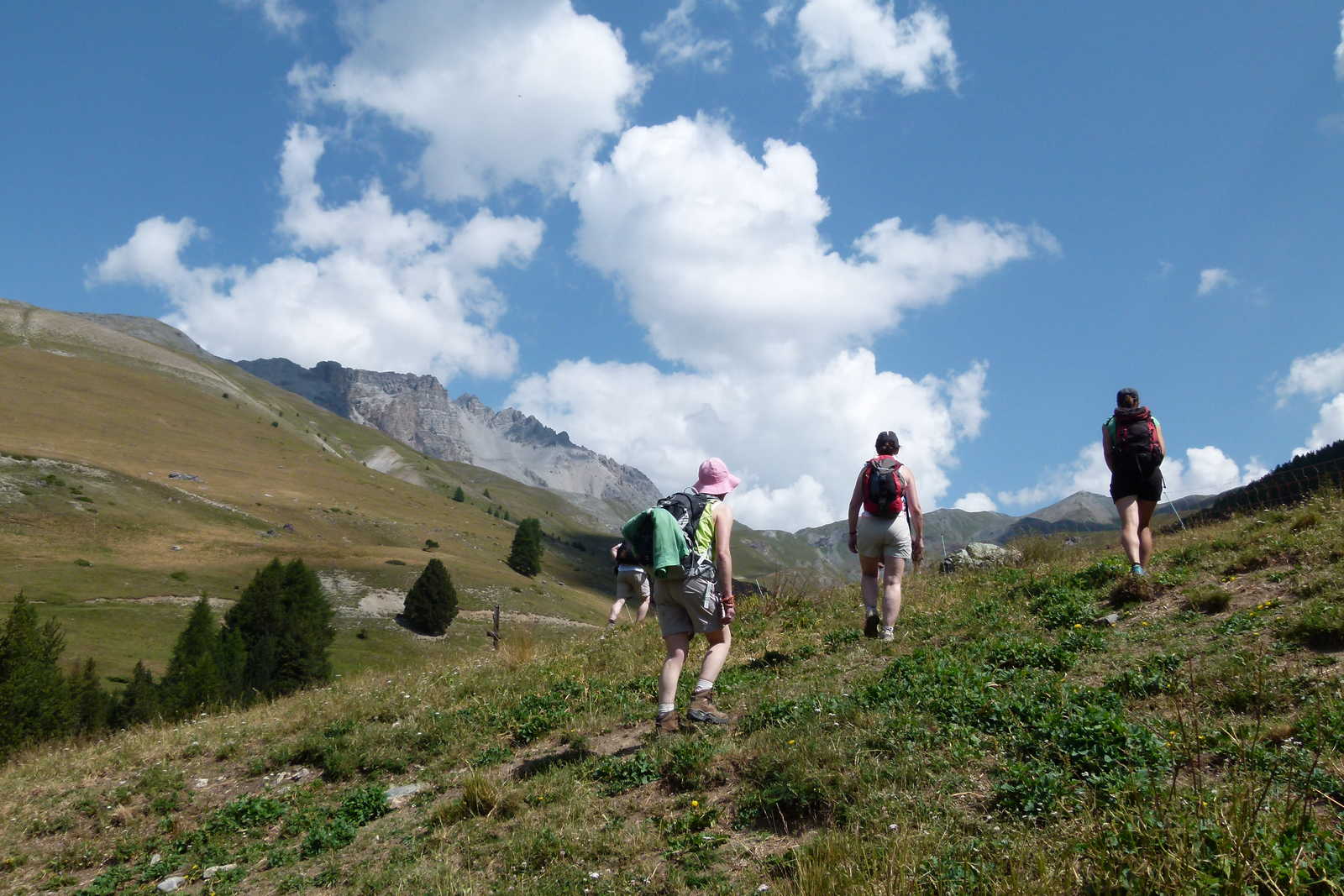 Randonneurs pendant une randonnée au col de la Crèche, Queyras-Alpes du sud © Vigneron Perrine