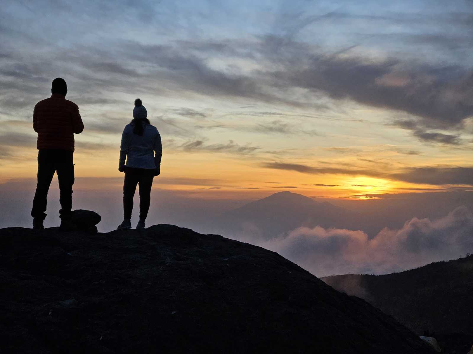 Randonneurs qui admirent la vue au coucher de soleil pendant l'ascension du Kilimandjaro en Tanzanie © Resta Lidia