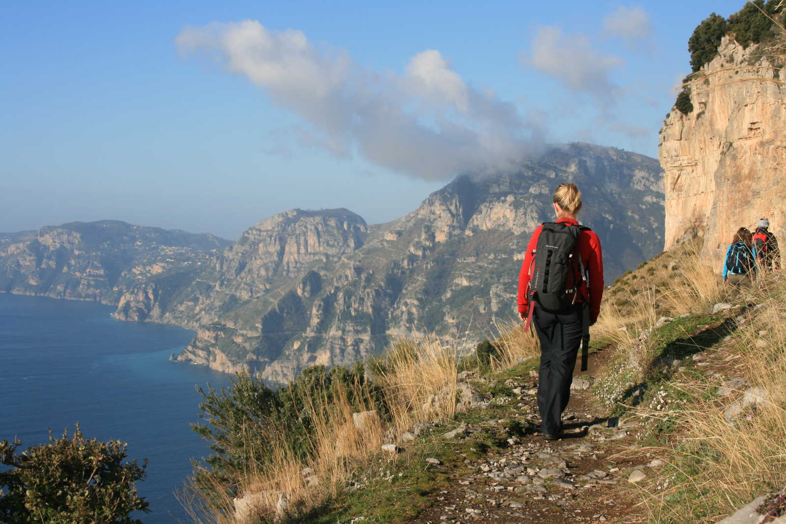 Randonneurs sur la côte amalfitaine avec vue sur la mer en Italie © Degbe Julie