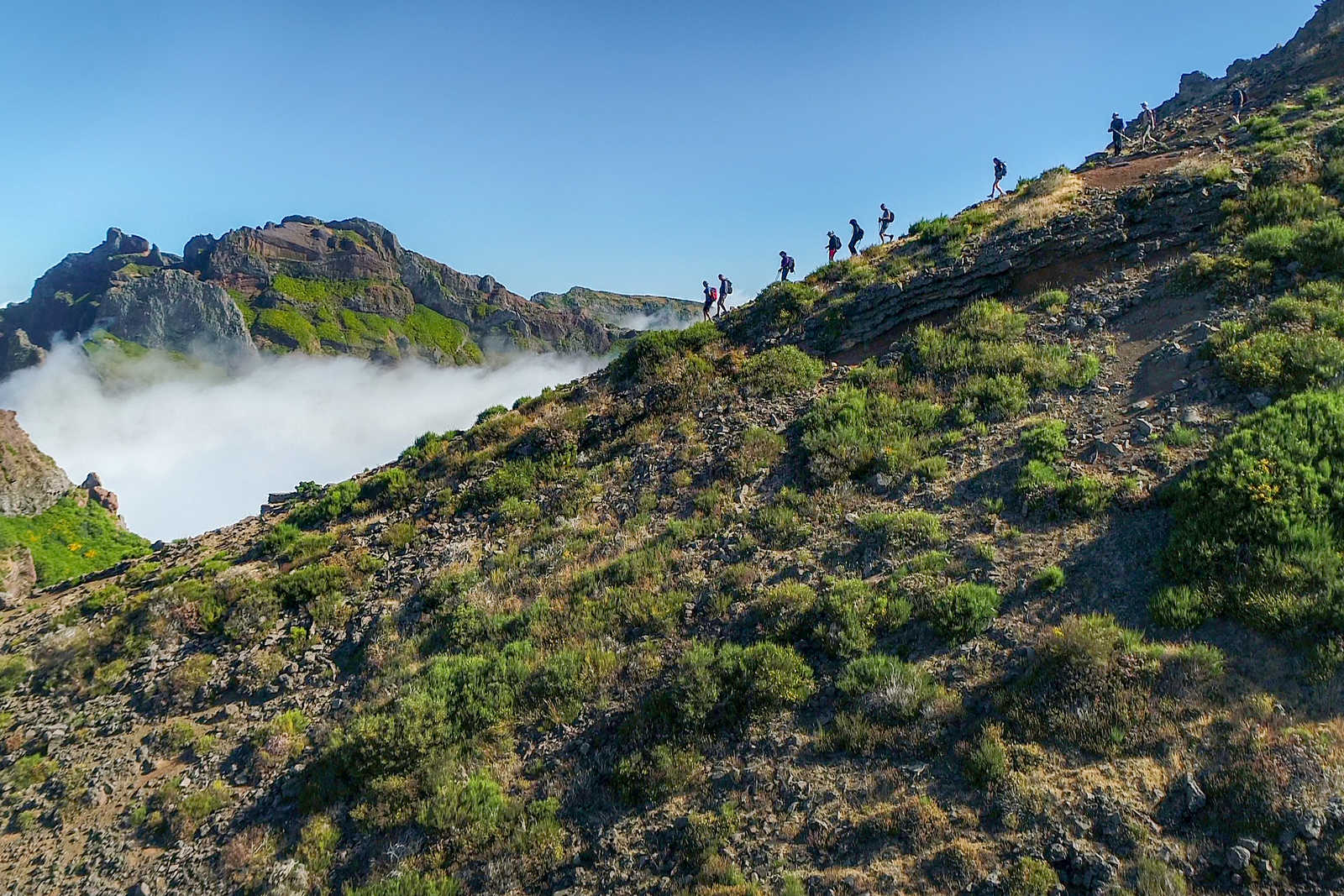 Randonneurs sur la crête d'une montagne de Madère © Sinssaine Bertrand