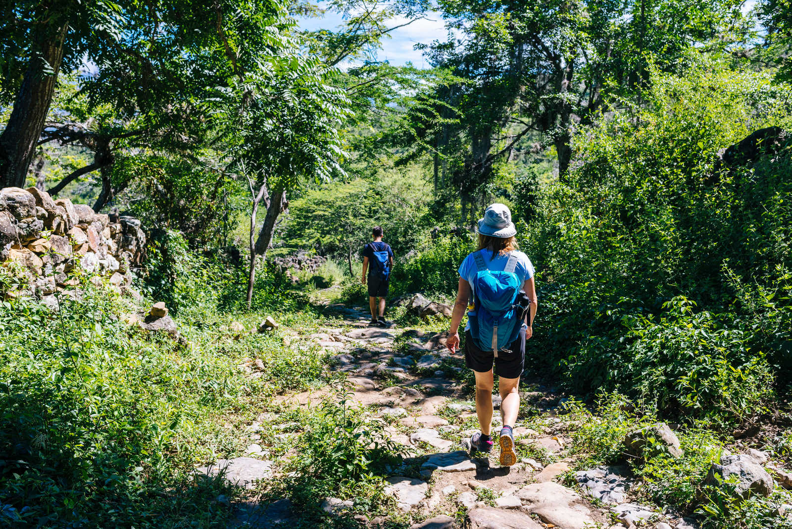 Randonneurs sur l'ancienne route pavée de pierre de Barichara à Guane, Colombie © Joergsteber