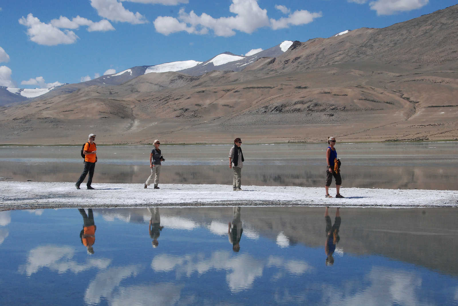 Randonneurs sur le sel du lac Tso Kar en Inde Himalayenne © Coston Jean-Pierre