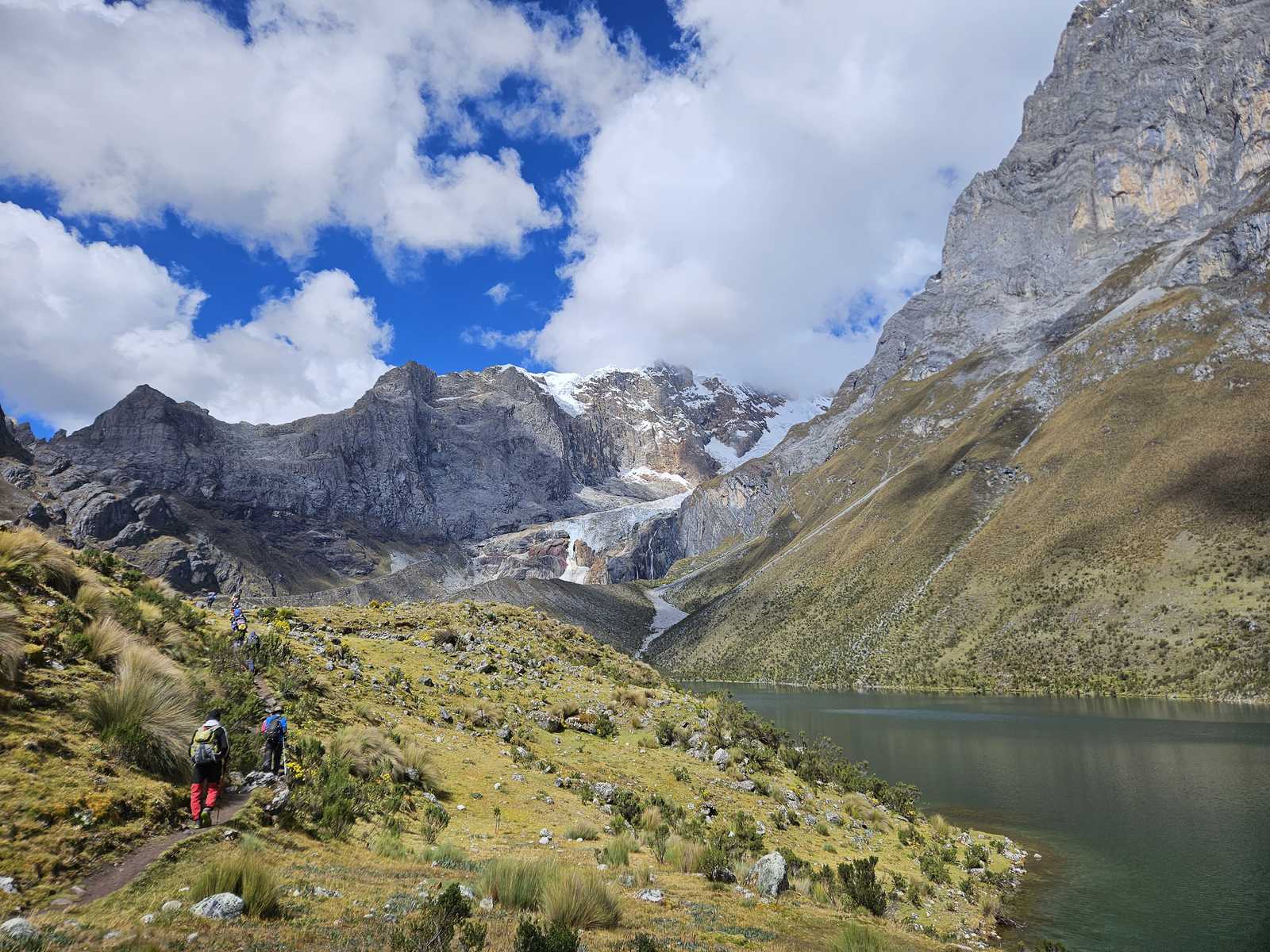 Randonneurs sur les sentiers du tour de Huayhuash au Pérou © Resta Lidia