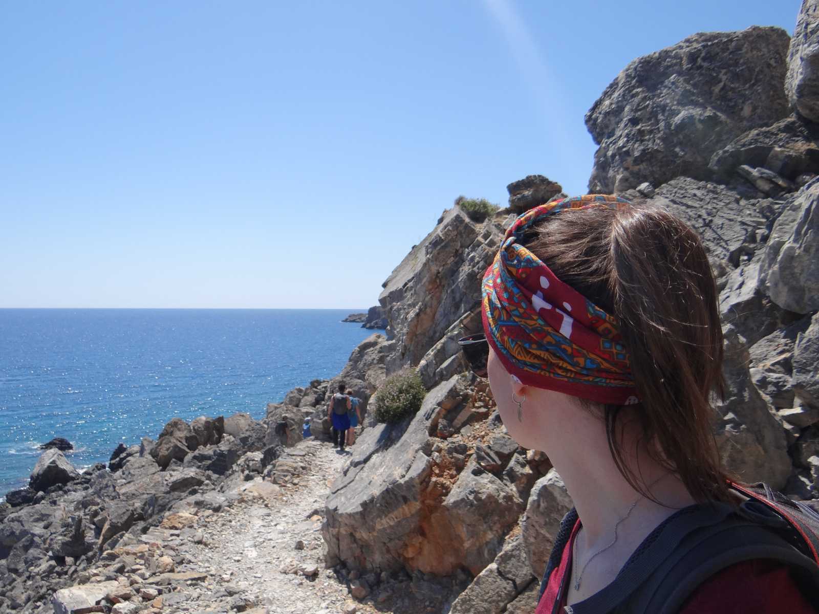 Randonneurs sur un sentier côtier vers Loutro en Crète © Malinverni Wivine