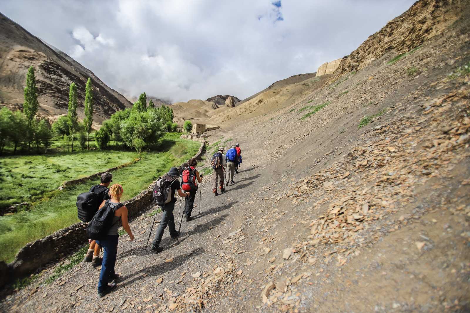 Randonneurs vers Lamayuru, Ladakh, Inde Himalayenne