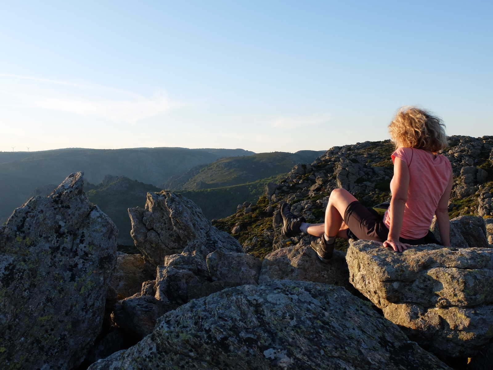 Randonneuse admirant le coucher du soleil, massif du Caroux, Haut Languedoc © Ourson+