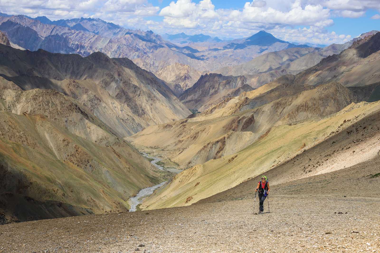 Randonneuse dans la vallée de Sumda dans le Zanskar en Inde Himalayenne © Portier Rémi