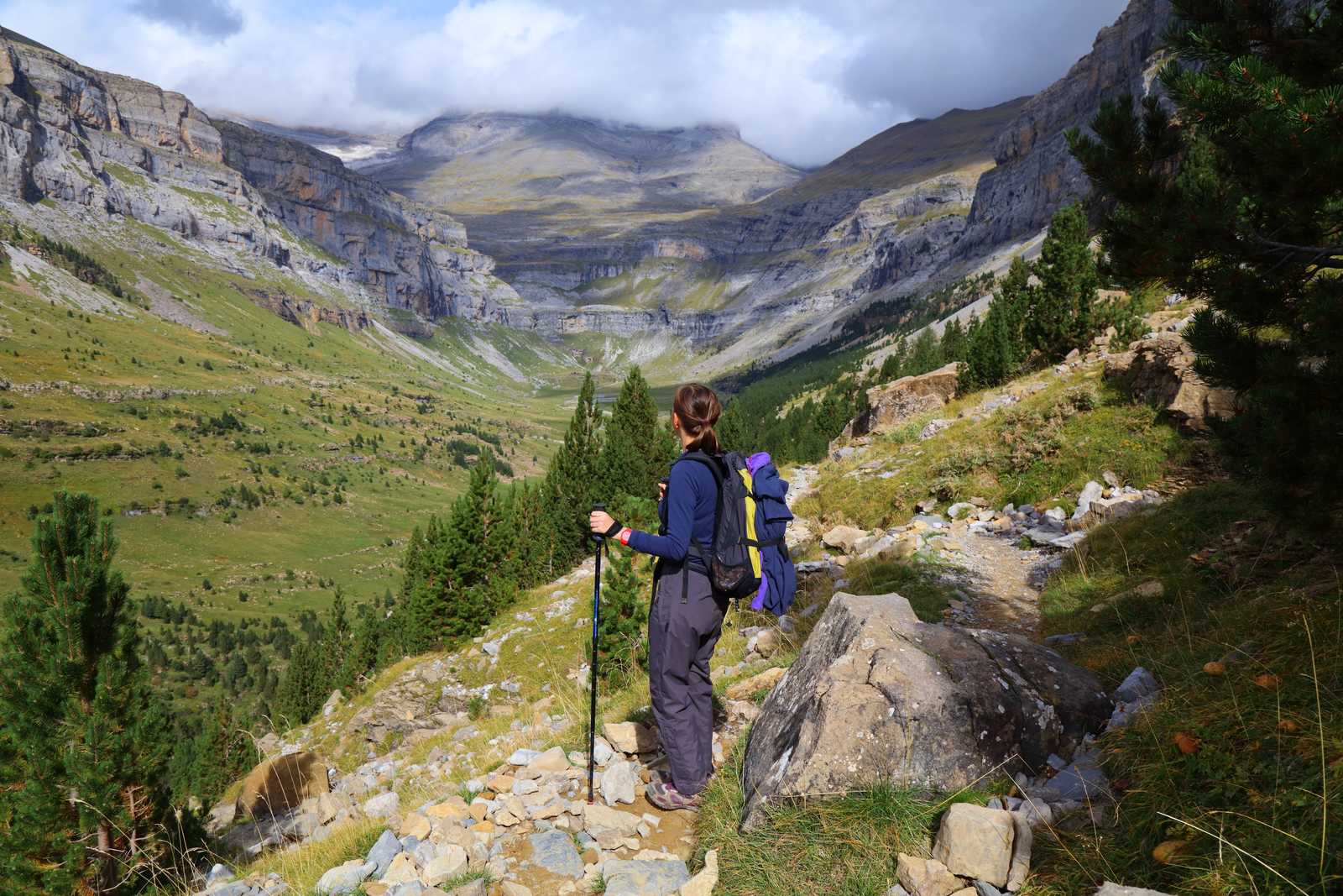 Randonneuse dans le massif d'Ordesa, Pyrénées aragonaises © Tupungato