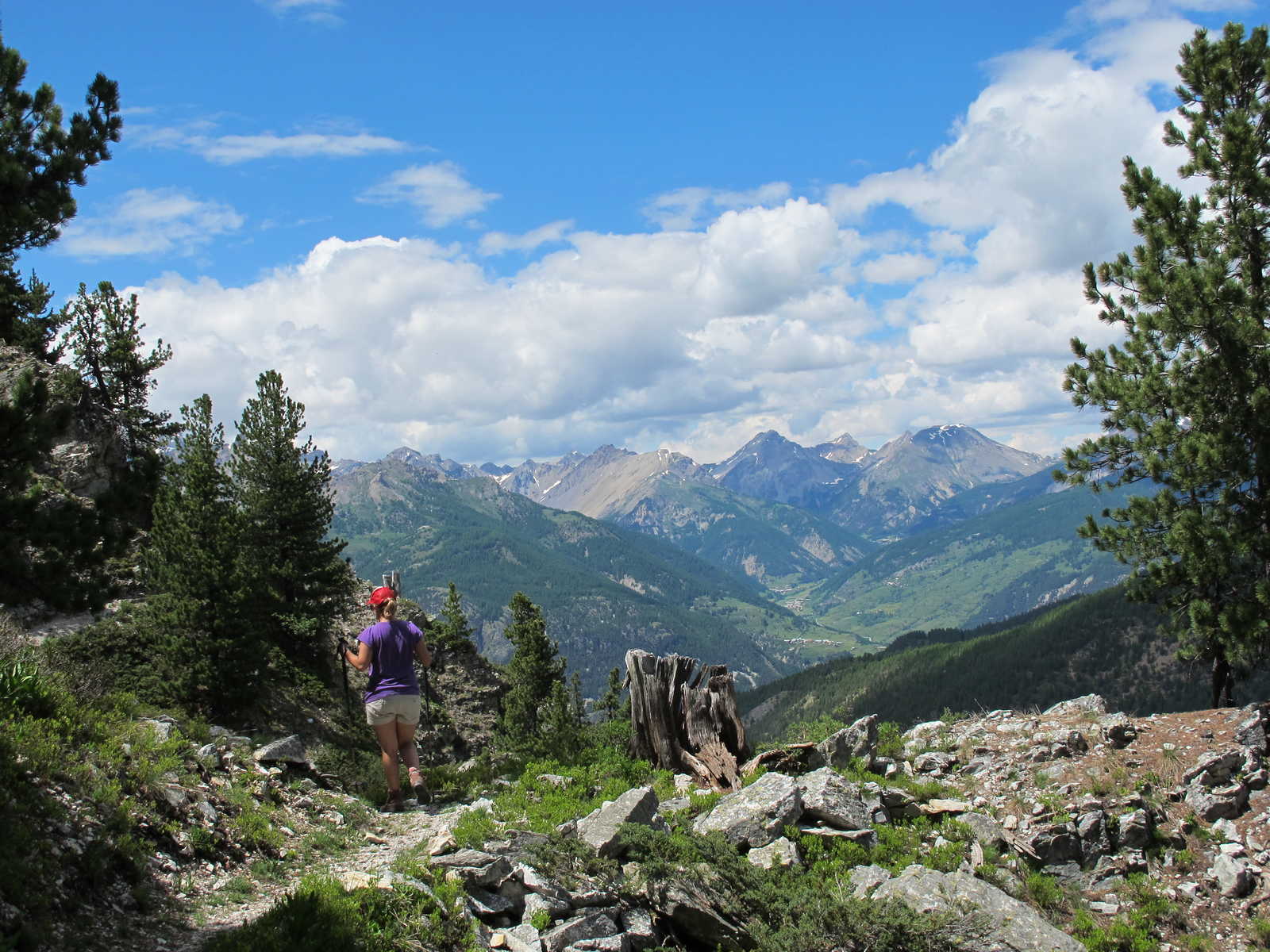 Randonneuse dans les Alpes en France © Destination Queyras