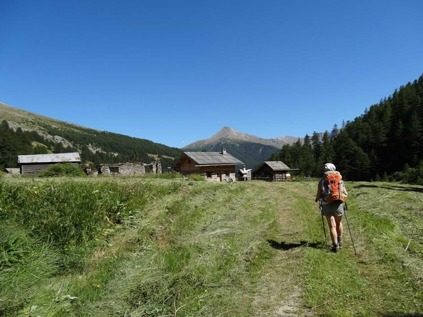 Randonneuse dans les Queyras dans les Alpes en France © Destination Queyras