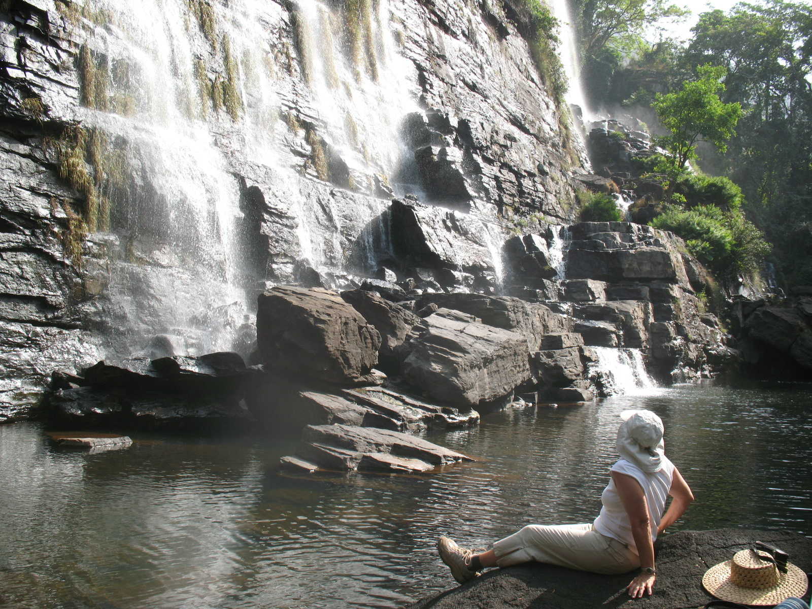 Randonneuse devant la chute Donso © Fouta Trekking