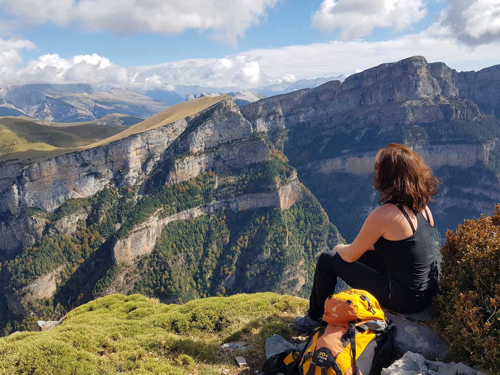 Randonneuse qui fait une pause en surplomb du canyon d'Ordesa, Aragon, Hautes-Pyrénées © La Balaguère