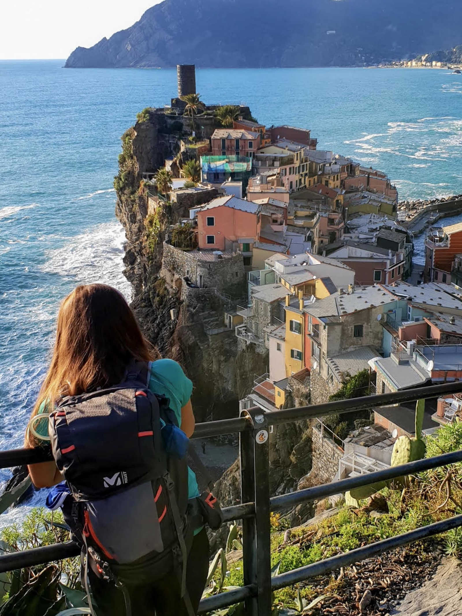 Randonneuse sur le sentier menant à Vernazza dans Les Cinque Terre en Italie © Huillier Cathy
