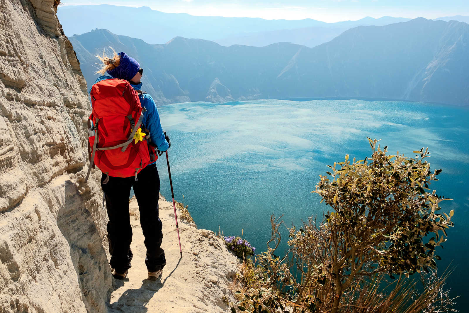Randonneuse surplombant la lagune volcanique de Quilotoa en Equateur © Lukas - Adobe Stock