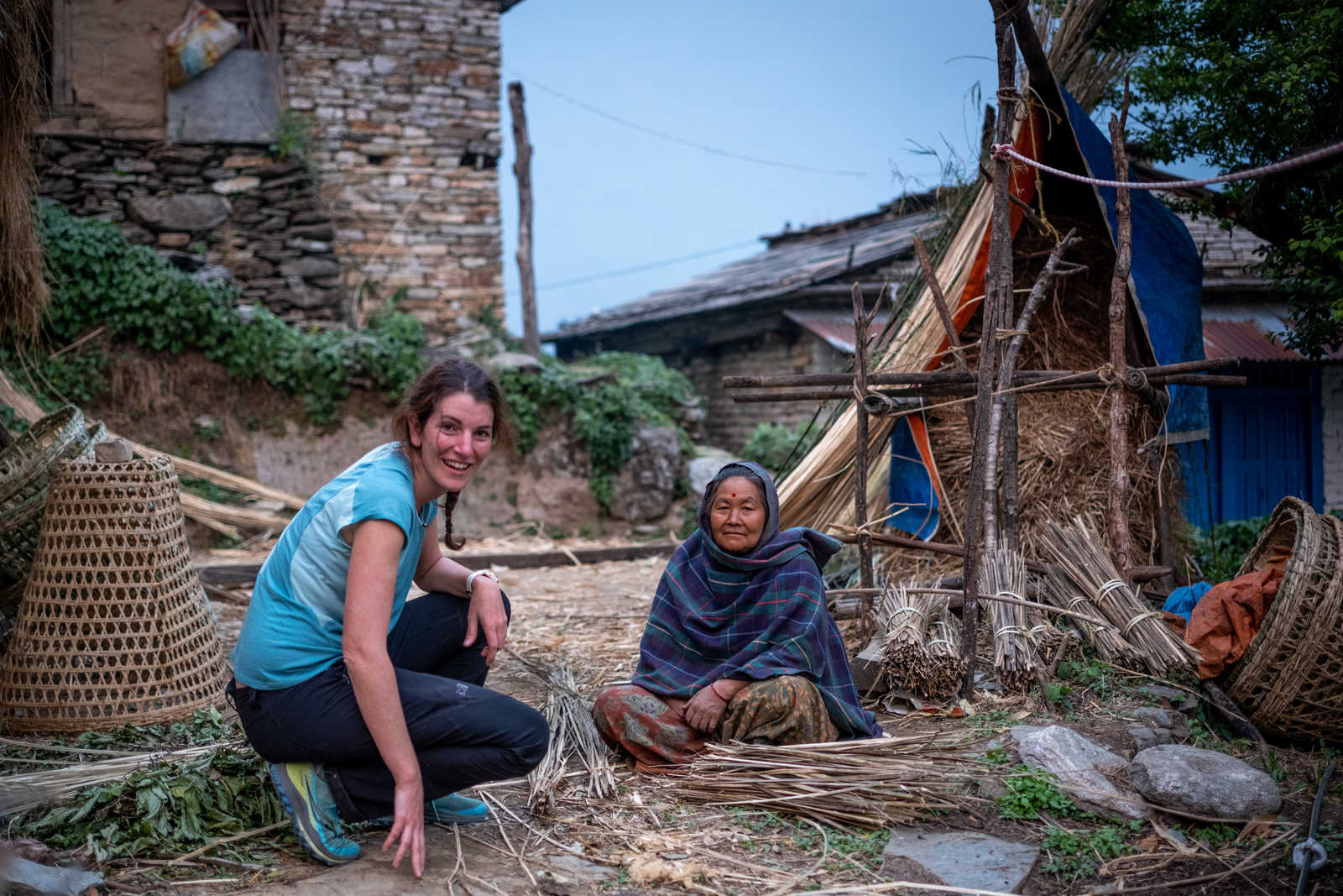 Rencontre entre une népalaise et une randonneuse dans un village au Népal © Quillévéré Yann