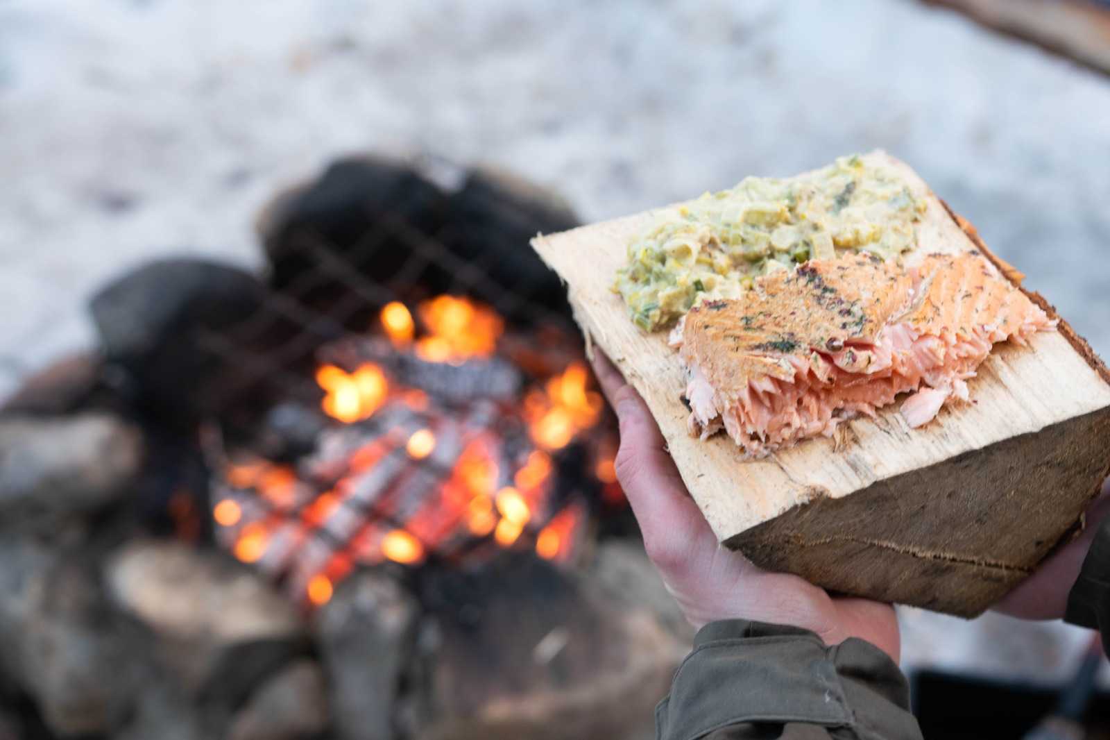 Saumon mariné aux baies et aneth, fumé façon finlandaise aux aiguilles de pins et fondue de poireaux © Ariza Charles