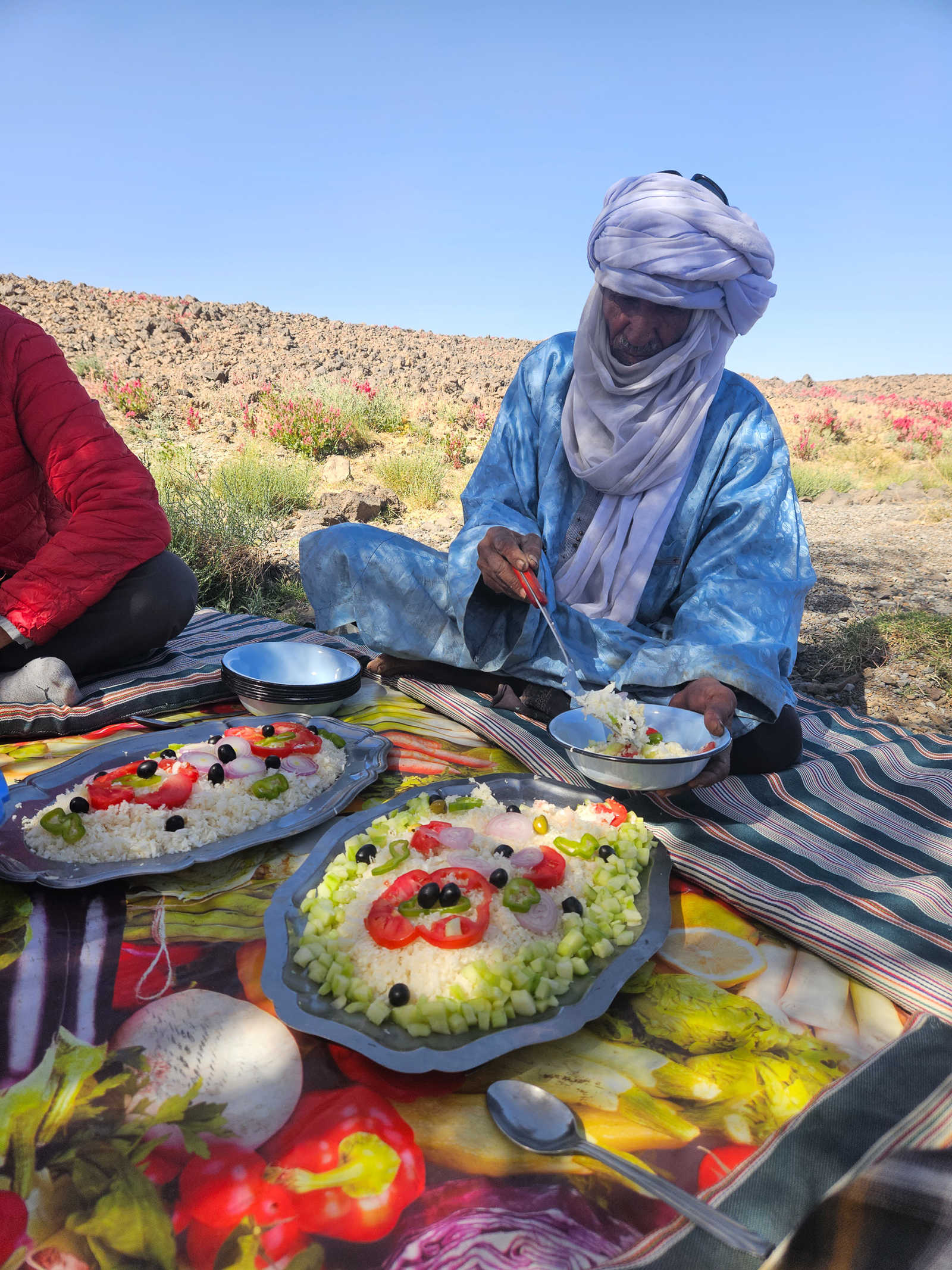 Repas du midi avec notre guide Touareg dans le massif du Hoggar, en Algérie © Andrevon Pénélope