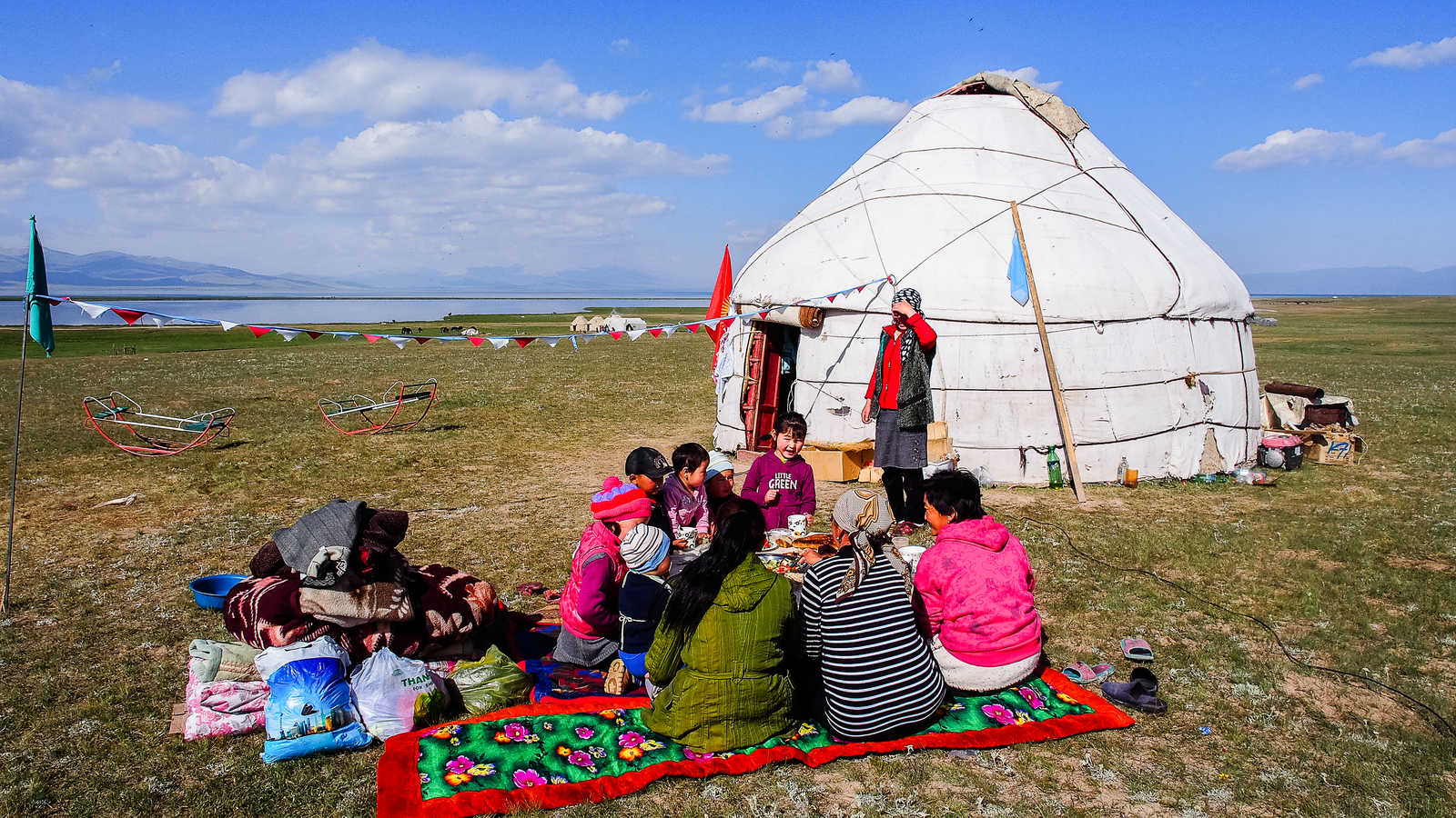 Repas kirghiz devant une yourte © Jadot Audrey