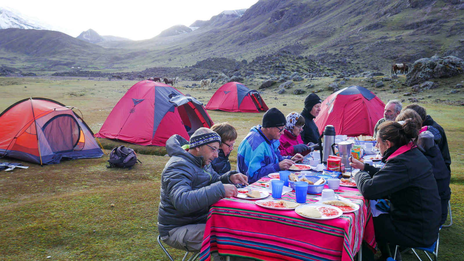 Repas préparé par notre équipe pendant le trek de l'Ausangate © Sinssaine Bertrand