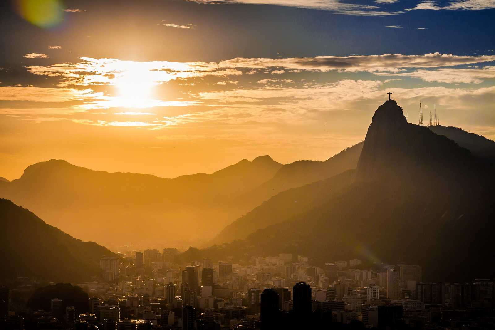 Rio de Janeiro et le Corcovado au coucher de soleil © Poswiecie