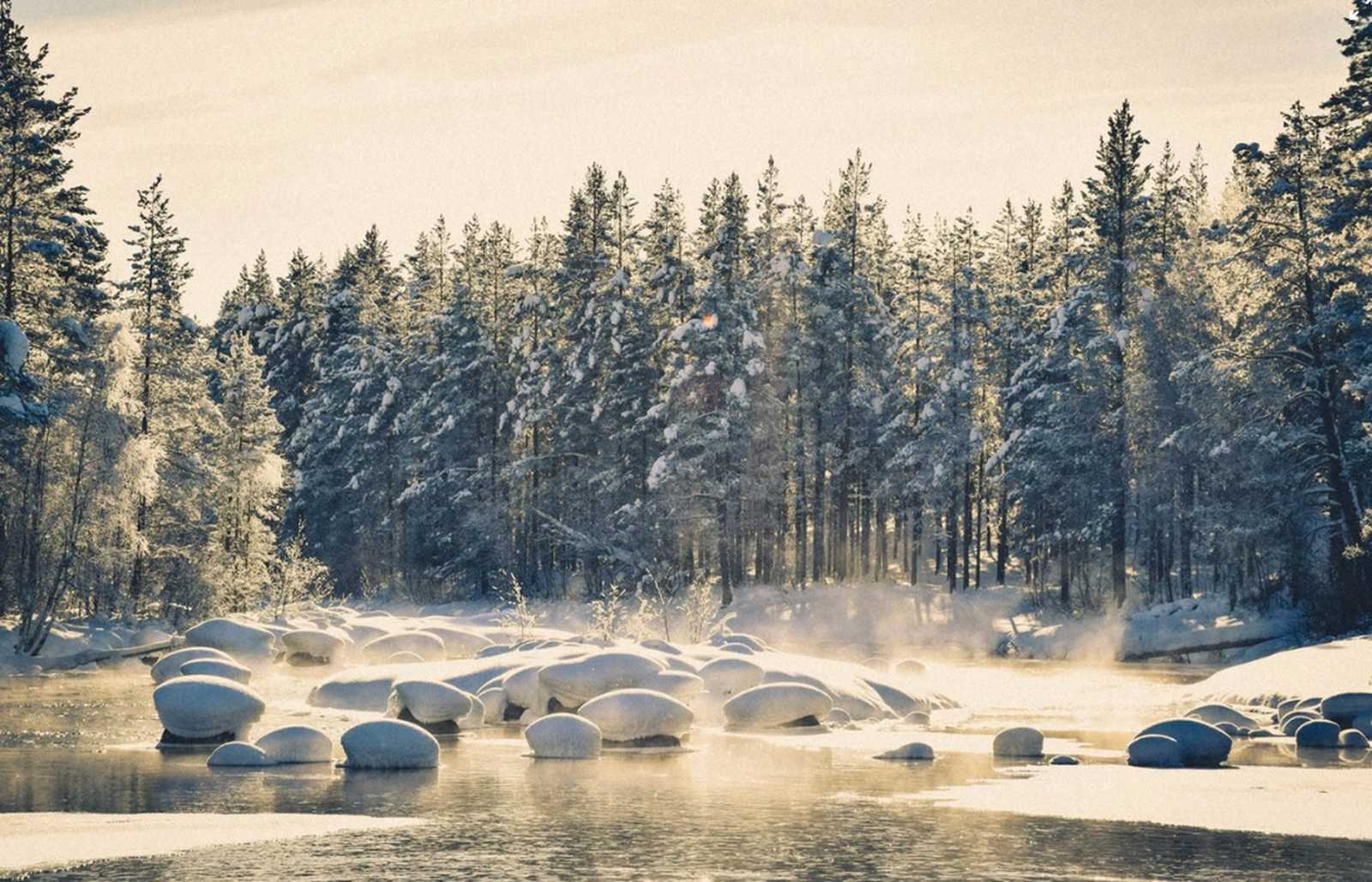 Rivière en hiver en Laponie Suédoise © Visit Sweden