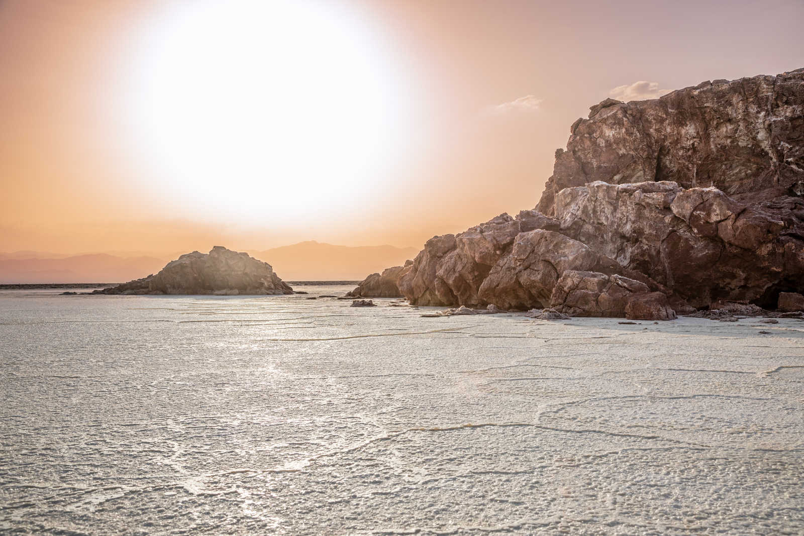 rocher-sur-le-lac-de-karoum-dans-la-depression-du-danakil © Nefedov Vadim