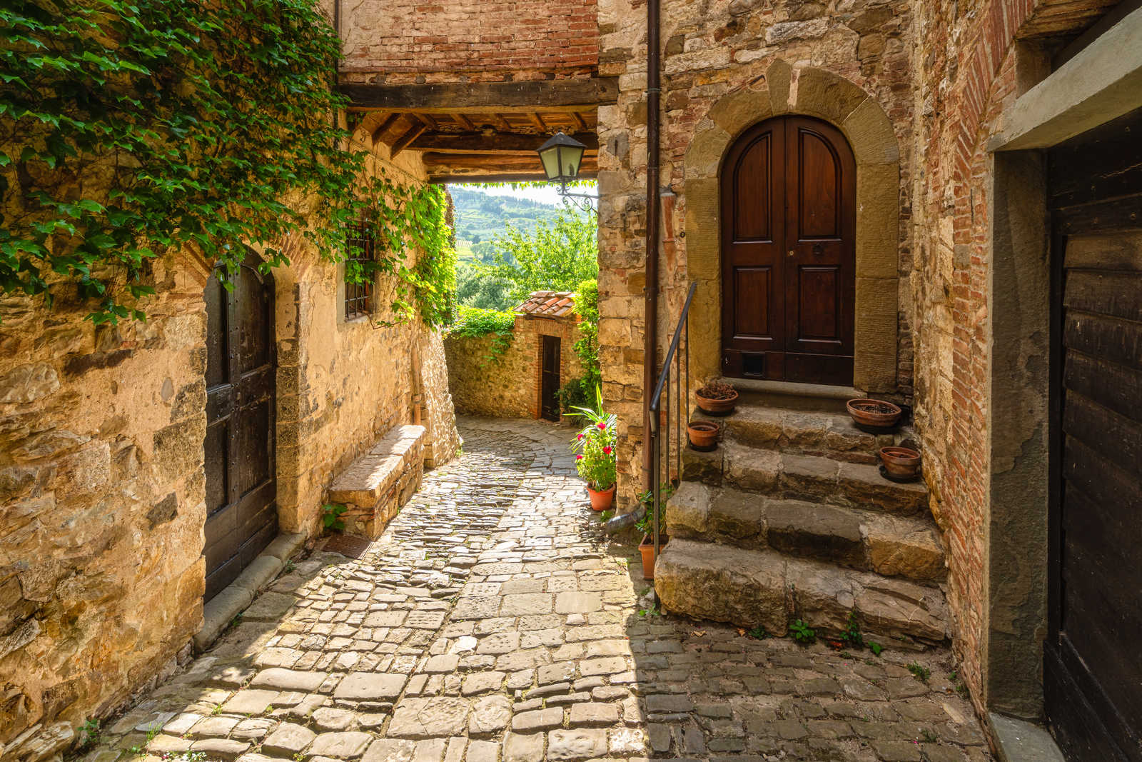 rue dans le village de Greve in Chianti en Toscane © E55Evu
