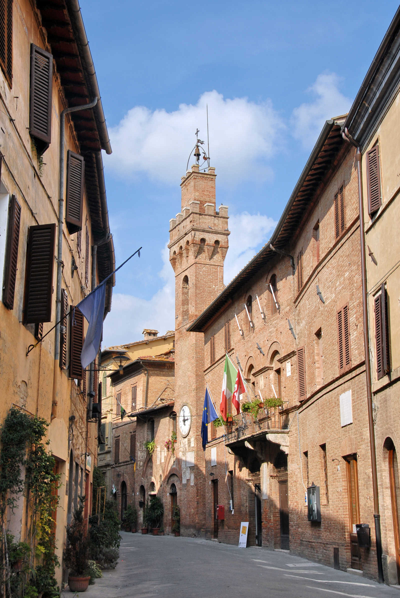 ruelle dans le village de Buonconvento © Scabrn