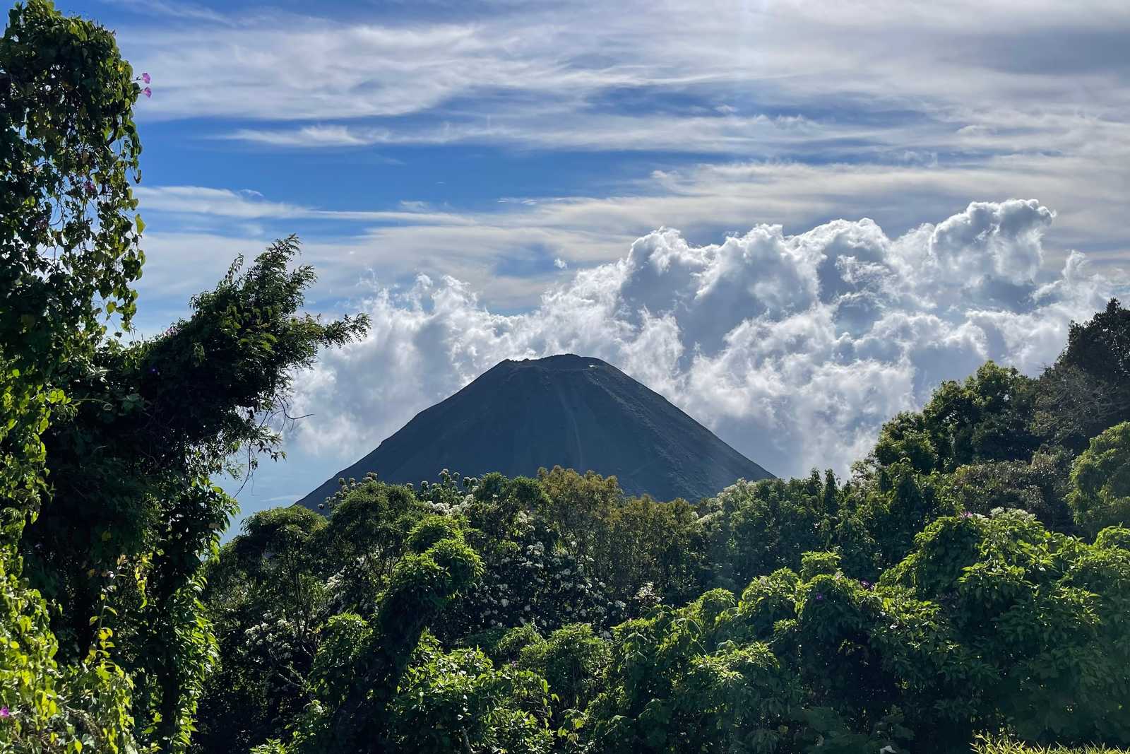 san-salvador-s-volcano © Gallegos Frank