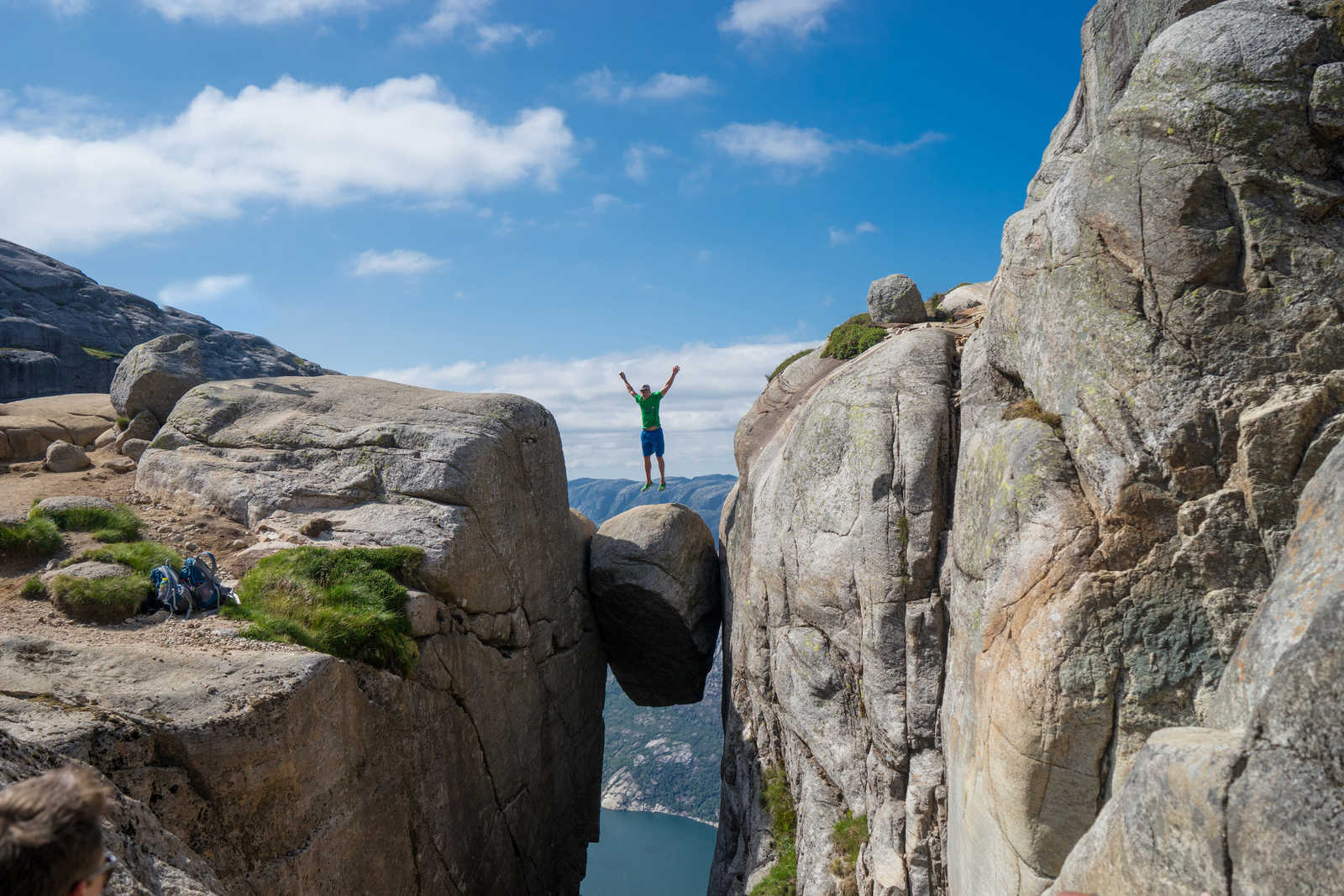 Saut sur Kjerag © Hladchenko Viktor