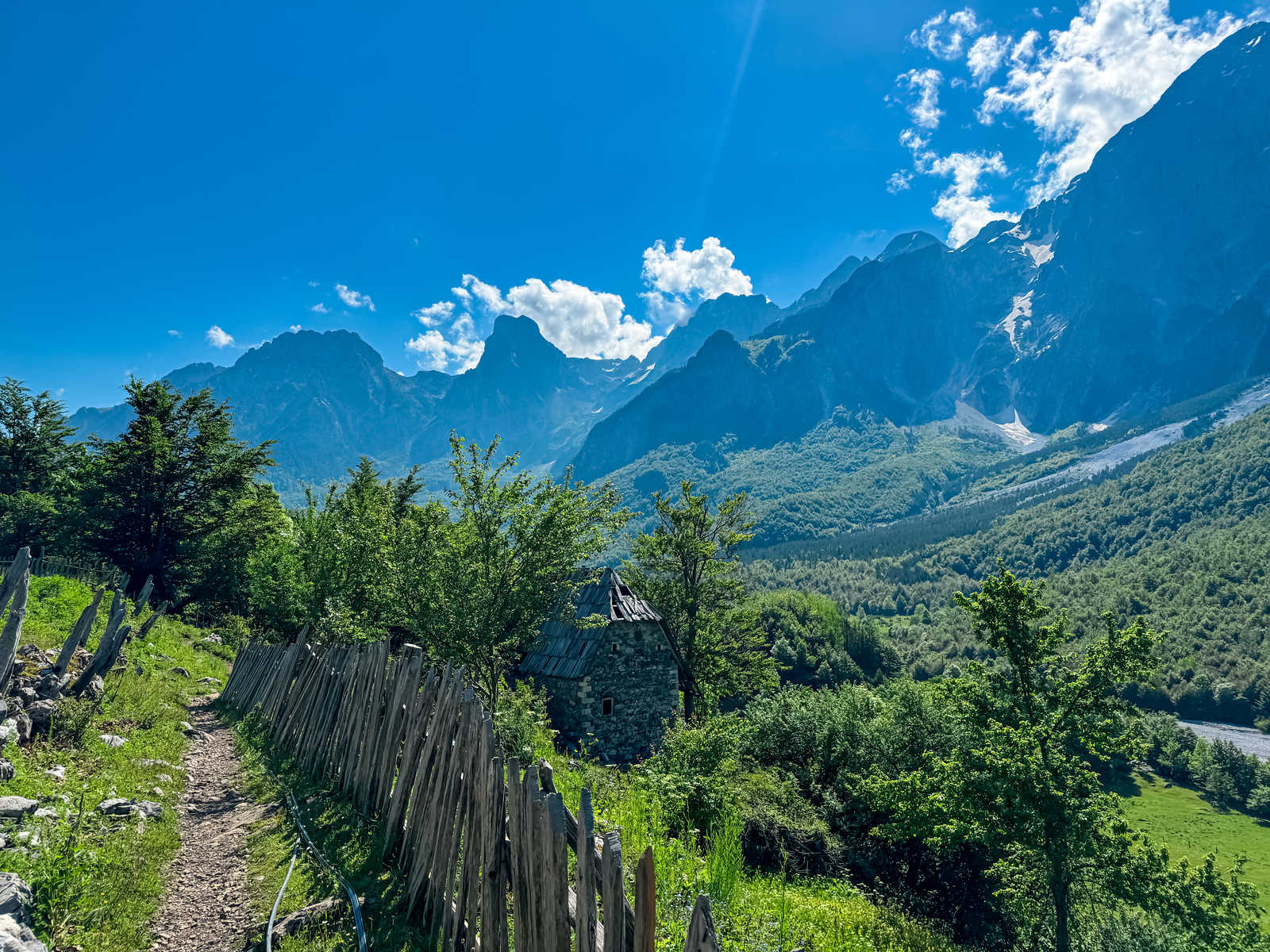 Sentier de randonnée dans la vallée de Theth, Albanie © Chris - Adobe Stock