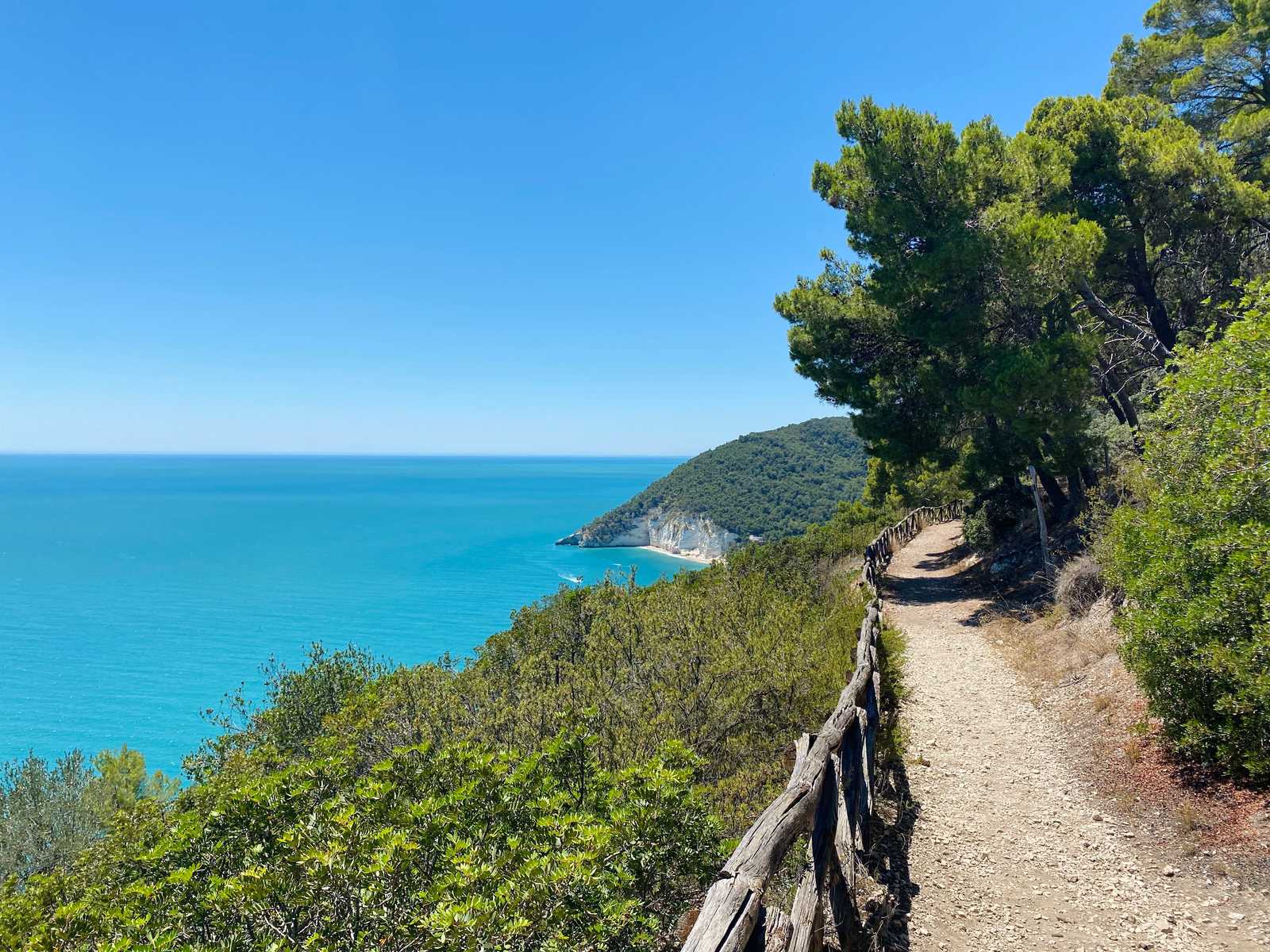 Sentier de randonnée dans le Gargano © Mihai