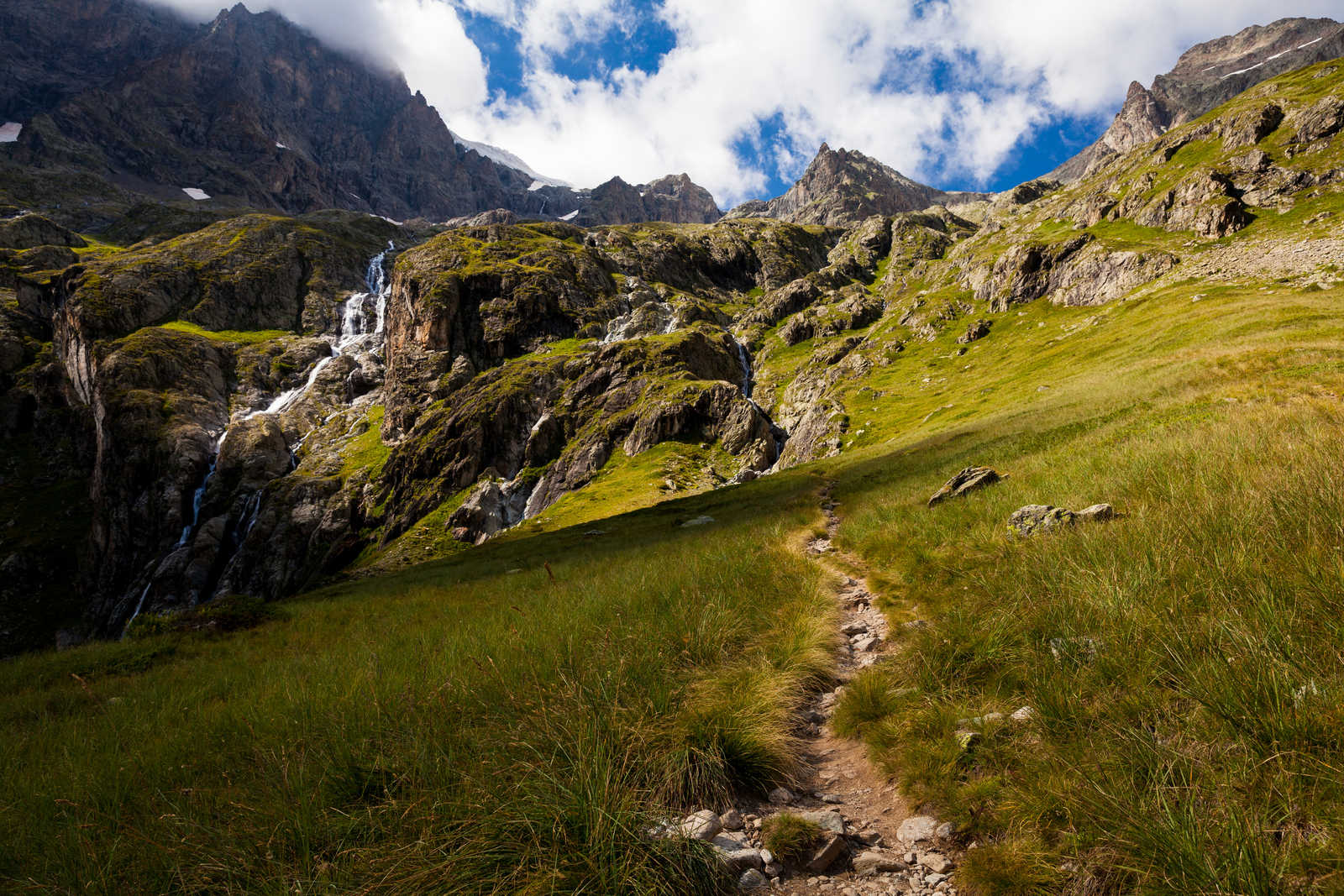 Sentier de randonnée dans le Parc National des Ecrins, Alpes du sud © Stephane Pothin