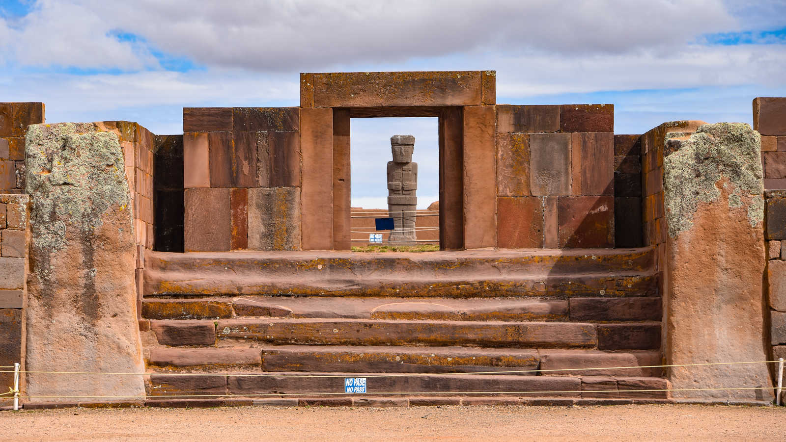Vue à travers une porte de pierre sur une statue monolithique ancienne sur le site précolombien de Tiwanaku en Bolivie. © Mark